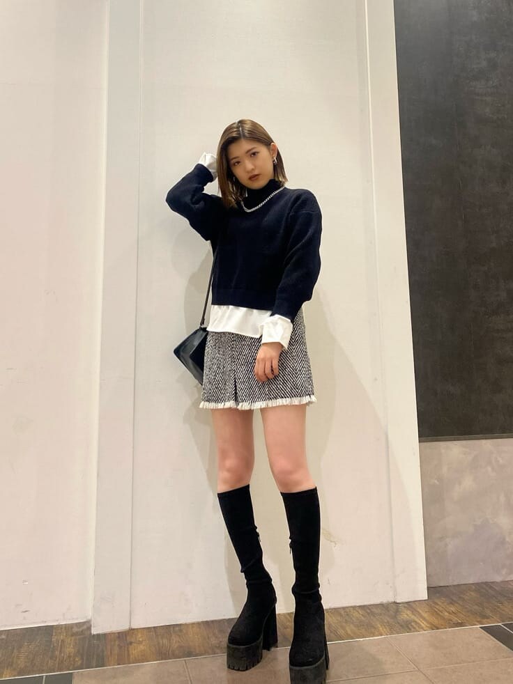 ブラック系のニット/セーター、その他のスカート、ブラック系のブーツを着用したレディースの冬コーディネートの3枚目の写真