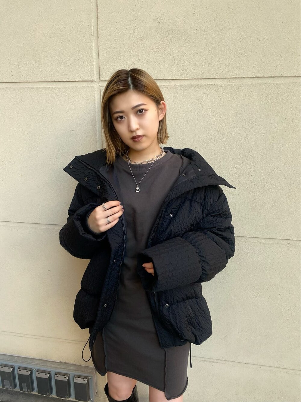 その他のブーツ、ブラック系のダウンジャケット/コート、グレー系のワンピースを着用したレディースの秋コーディネートの5枚目の写真