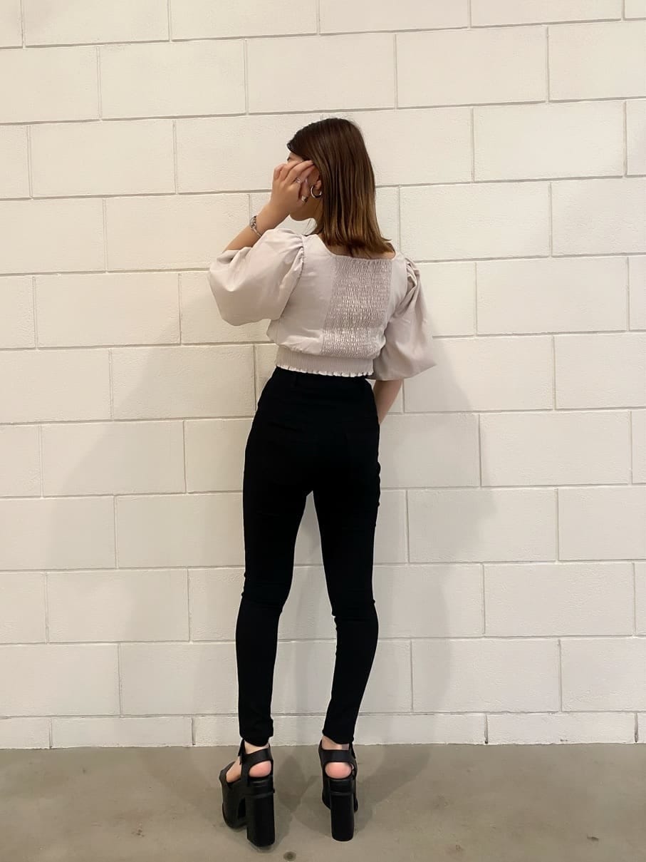 ブラック系のデニムパンツ、ブラック系のサンダル、ホワイト系のTシャツ/カットソーを着用したレディースの夏コーディネートの4枚目の写真