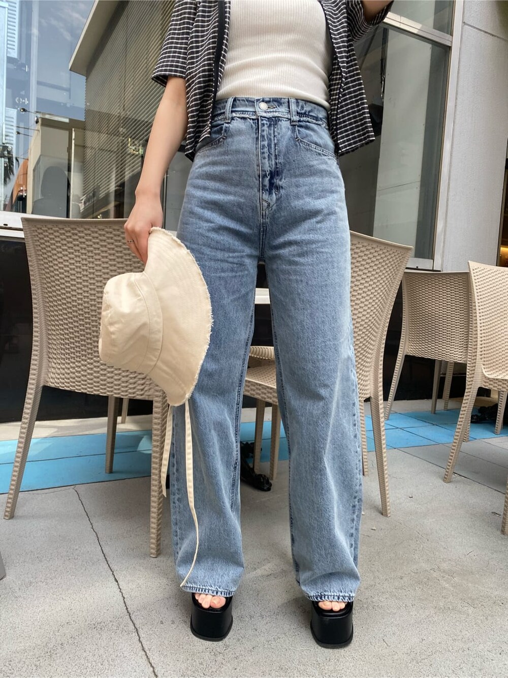 ブラック系のサンダル、ブルー系のデニムパンツ、その他のシャツ/ブラウスを着用したレディースの春コーディネートの8枚目の写真