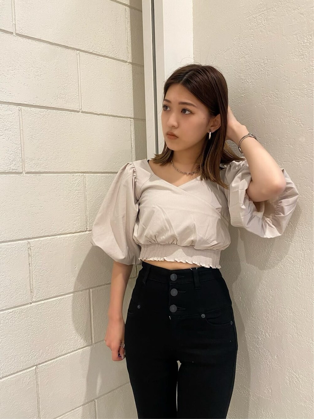 ブラック系のデニムパンツ、ブラック系のサンダル、ホワイト系のTシャツ/カットソーを着用したレディースの夏コーディネートの6枚目の写真