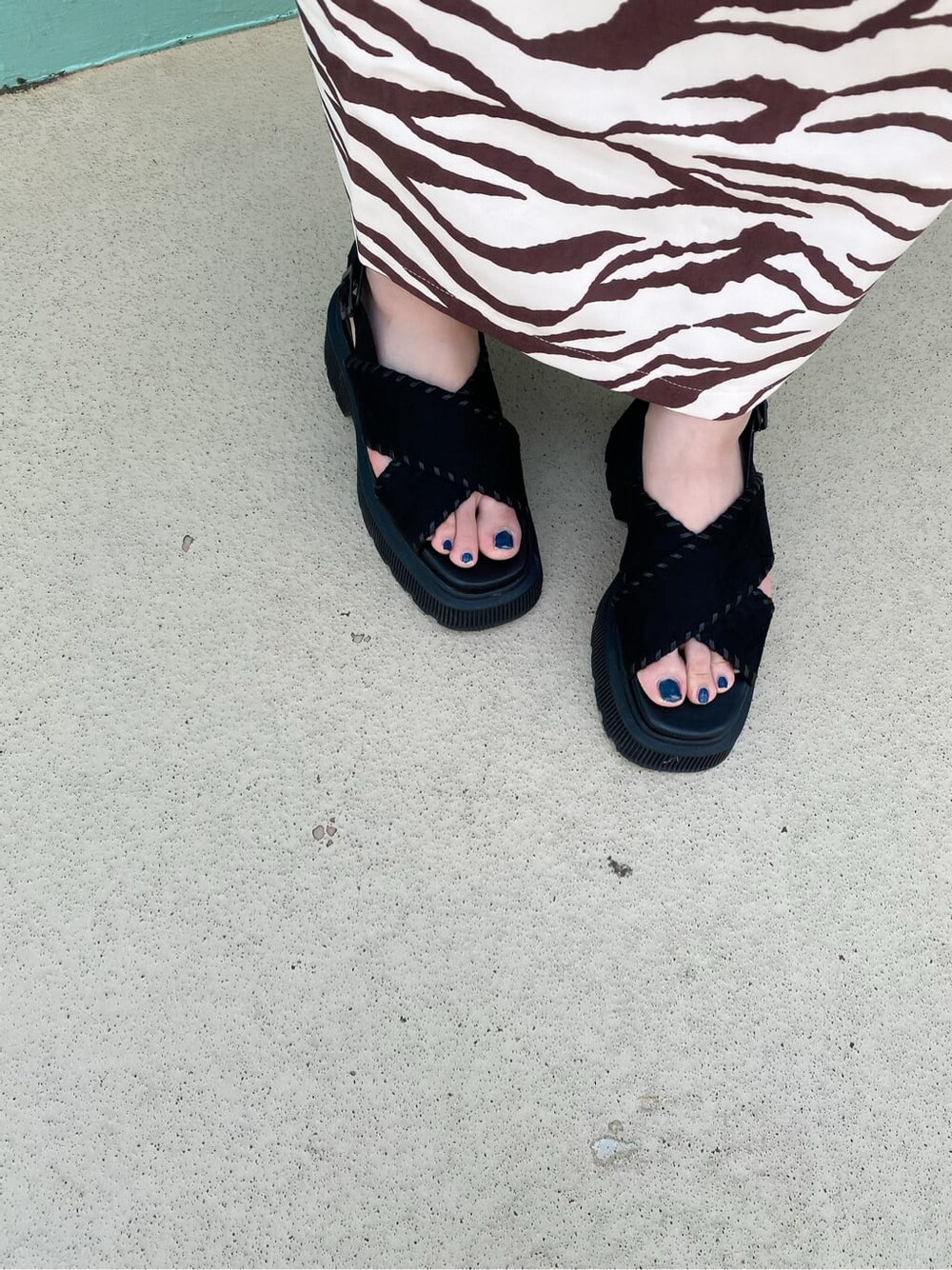 その他のスカート、ブラック系のサンダル、ブラック系のTシャツ/カットソーを着用したレディースの夏コーディネートの7枚目の写真