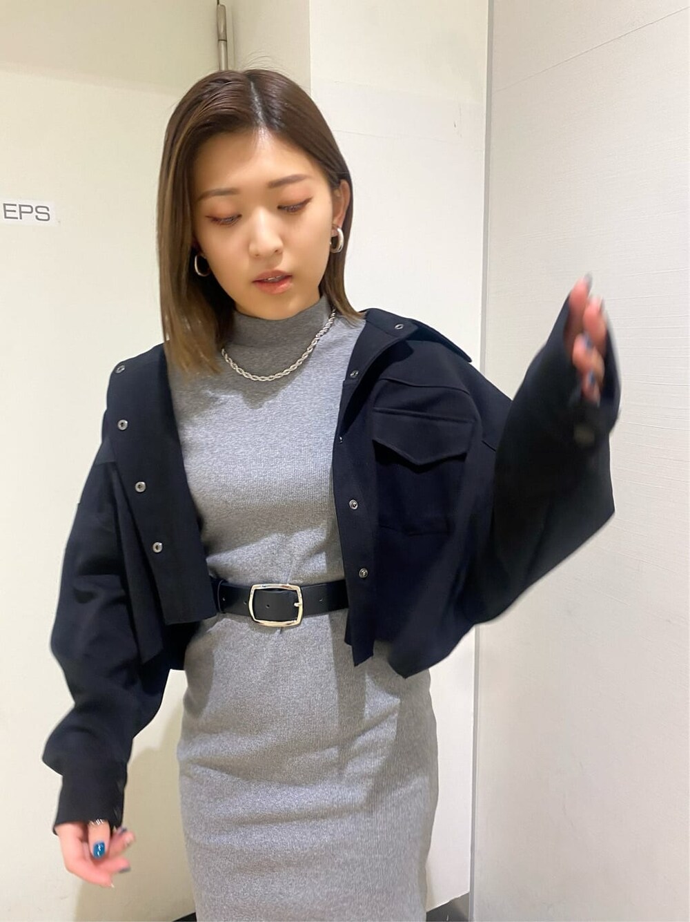 ブラック系のブルゾン、グレー系のワンピース、ブラック系のサンダルを着用したレディースの春コーディネートの7枚目の写真