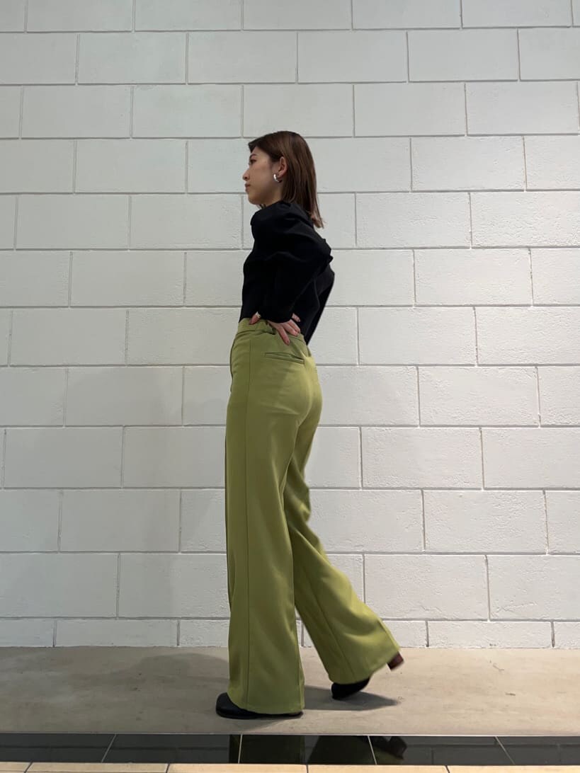 イエロー系のその他パンツ、ブラック系のTシャツ/カットソー、ブラック系のブーツを着用したレディースの春コーディネートの2枚目の写真