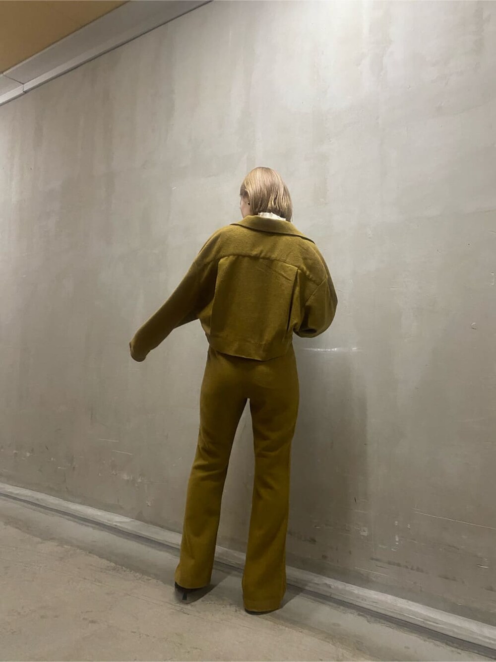 イエロー系のその他パンツ、イエロー系のその他アウター、その他のパンプスを着用したレディースの秋コーディネートの7枚目の写真