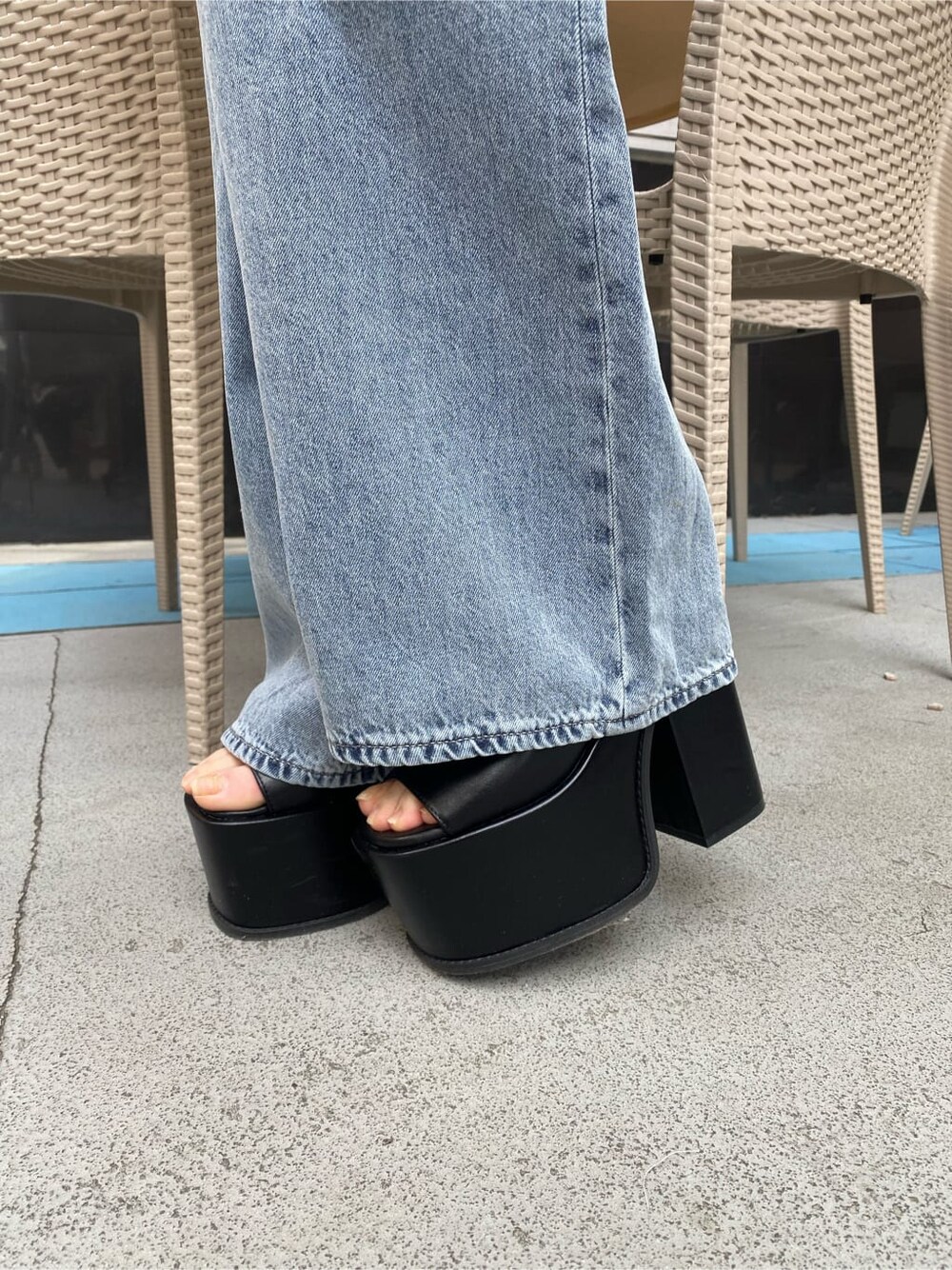 ブラック系のサンダル、ブルー系のデニムパンツ、その他のシャツ/ブラウスを着用したレディースの春コーディネートの10枚目の写真