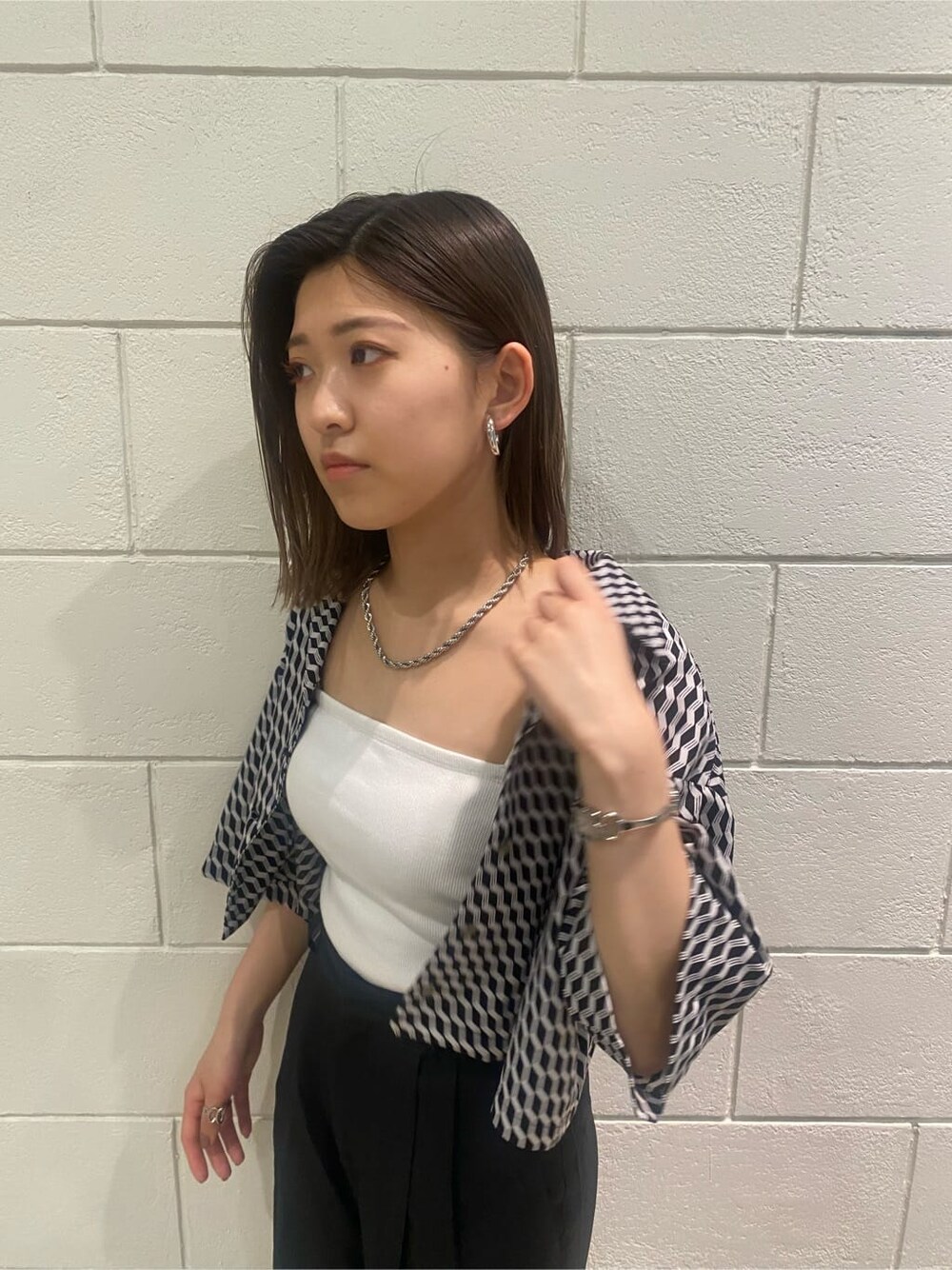 ホワイト系のキャミソール、ブラック系のサンダル、その他のシャツ/ブラウスを着用したレディースの春コーディネートの5枚目の写真