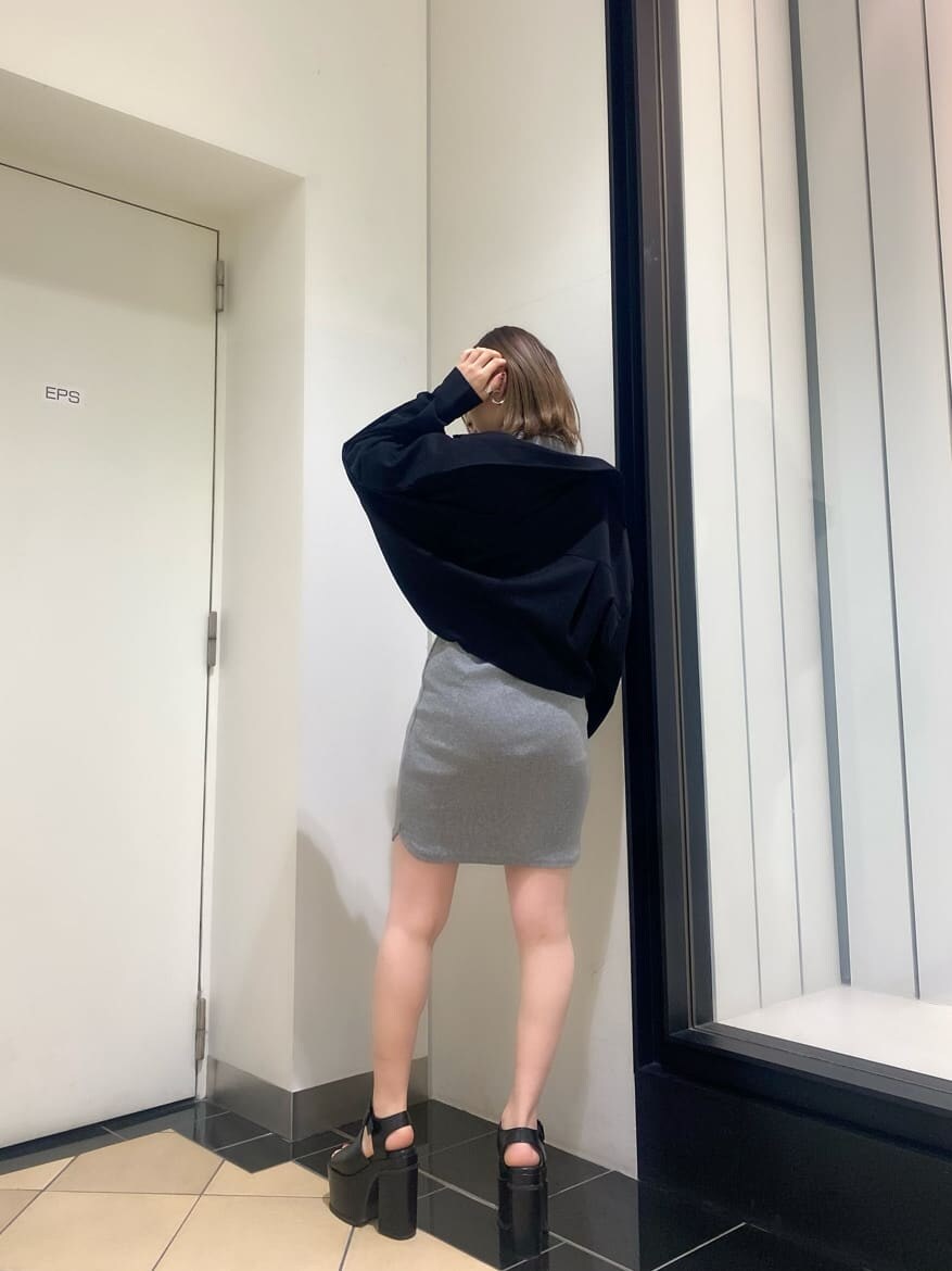 ブラック系のブルゾン、グレー系のワンピース、ブラック系のサンダルを着用したレディースの春コーディネートの3枚目の写真