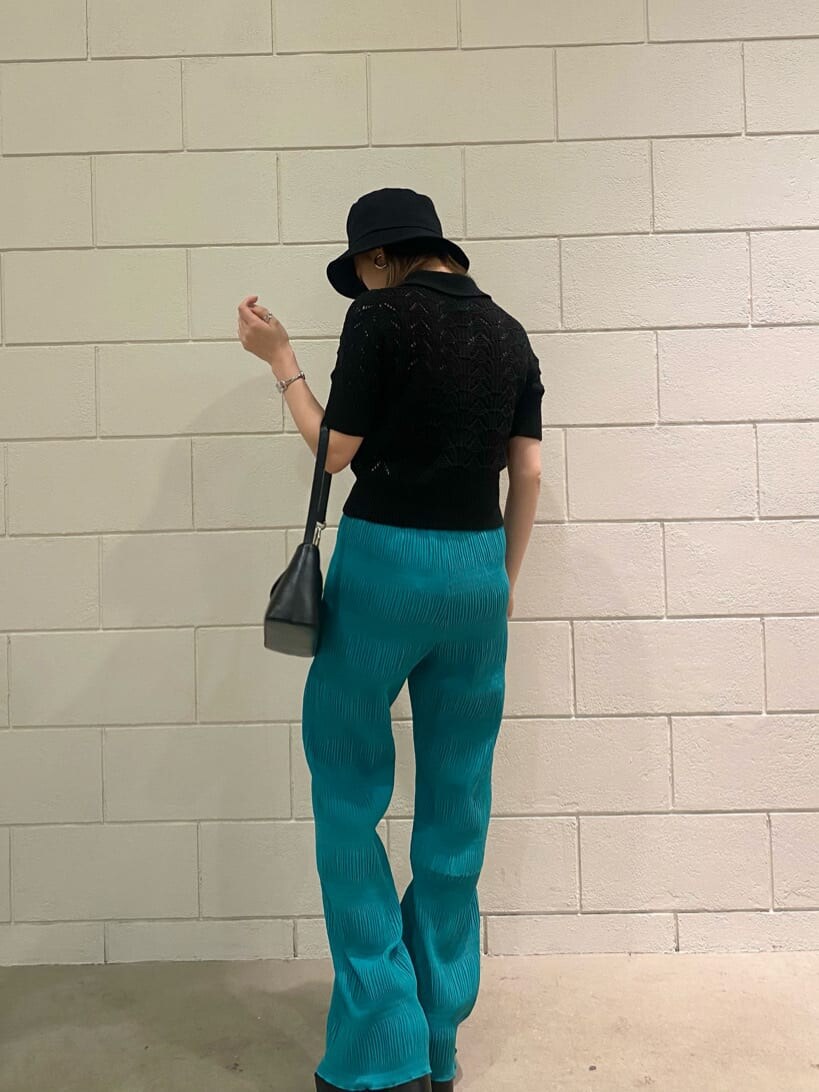 ブラック系のキャミソール、ブラック系のサンダル、ブルー系のその他パンツを着用したレディースの春コーディネートの3枚目の写真