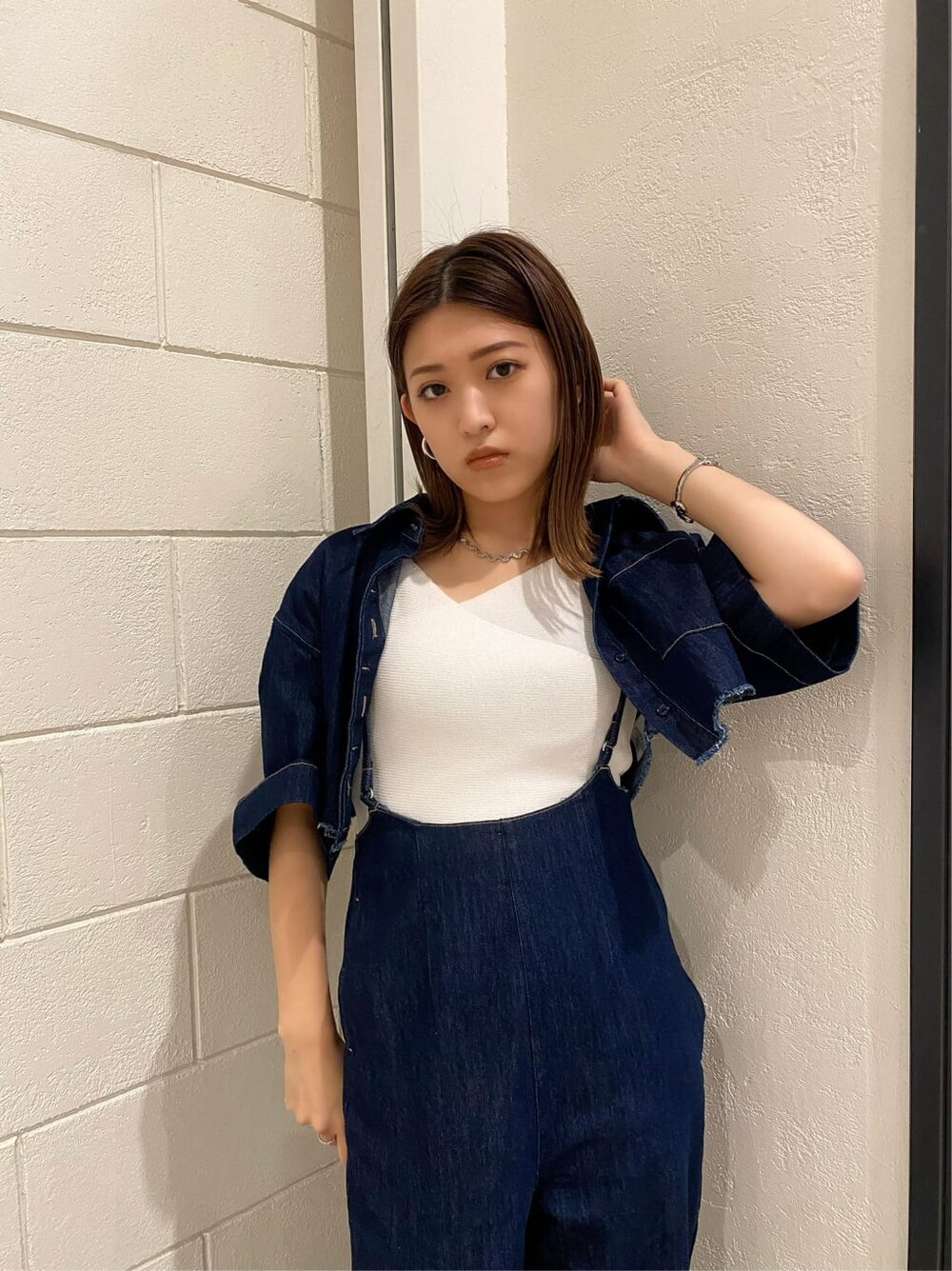 ブルー系のシャツ/ブラウス、ブラック系のサンダル、ホワイト系のニット/セーターを着用したレディースの夏コーディネートの7枚目の写真