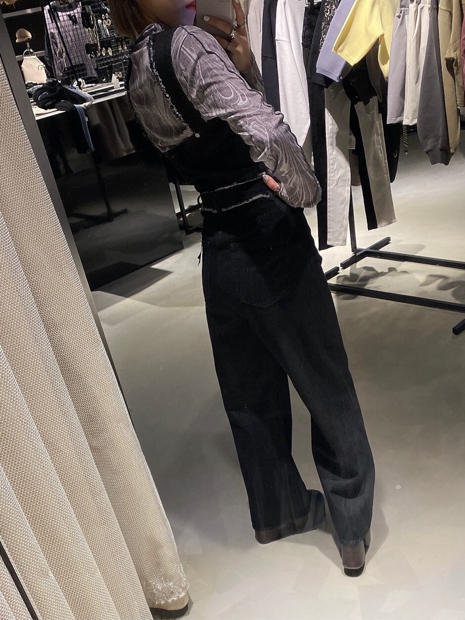 ブラック系のサンダル、ブラック系のデニムパンツ、ブラック系のその他トップスを着用したレディースの春コーディネートの3枚目の写真