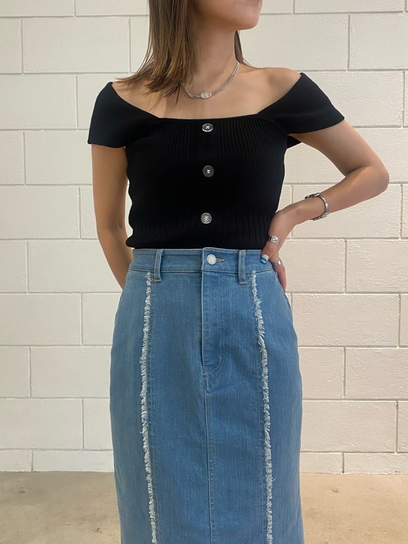 ブラウン系のハンドバッグ、ブルー系のスカート、ブラック系のタンクトップを着用したレディースの夏コーディネートの7枚目の写真