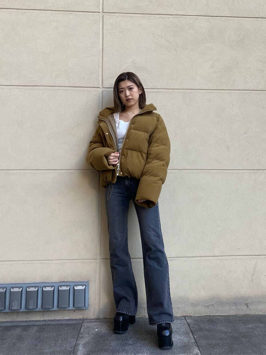 その他のローファー、イエロー系のダウンジャケット/コート、ホワイト系のニット/セーターを着用したレディースの冬コーディネートの4枚目の写真