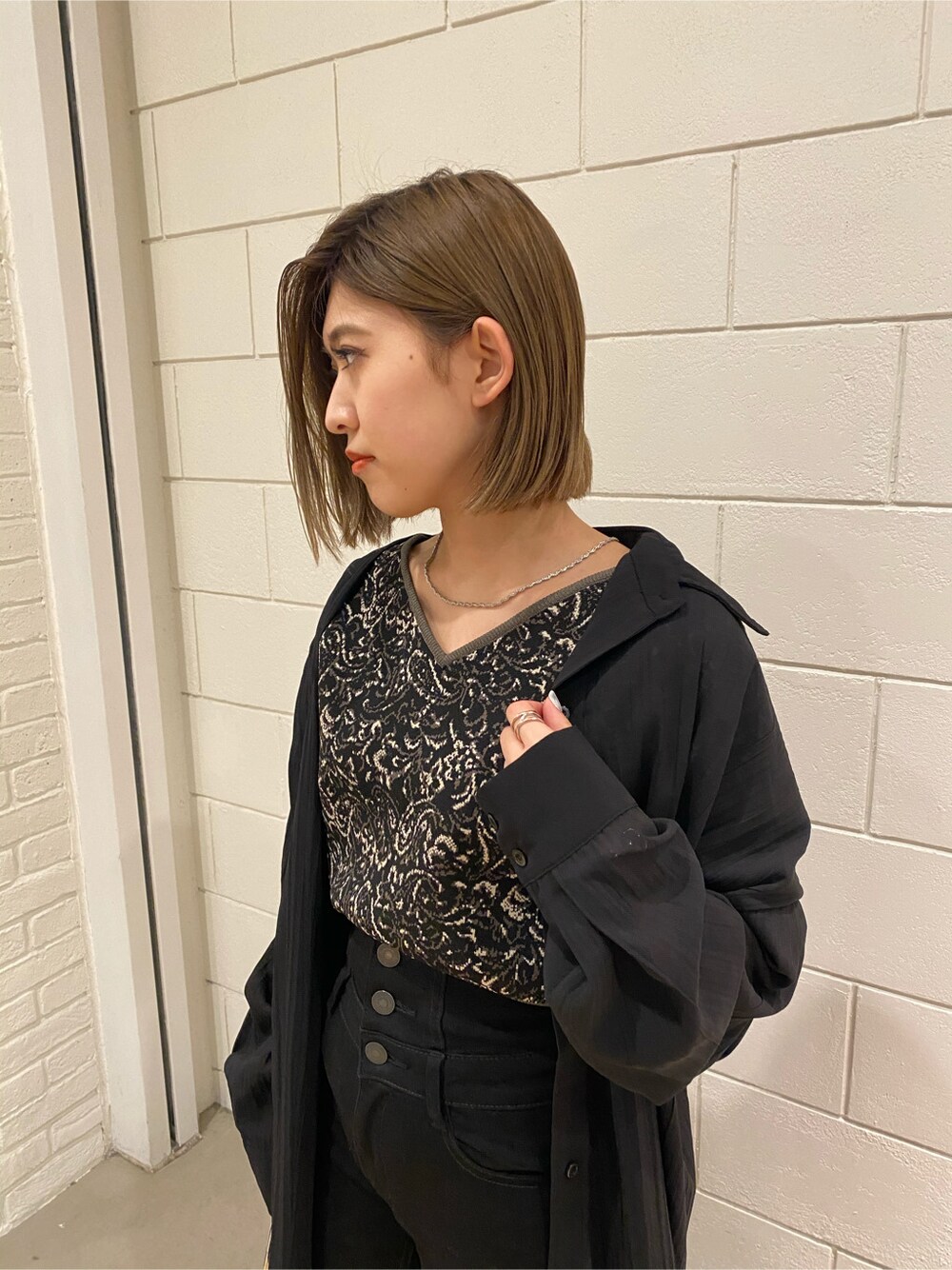 その他のニット/セーター、ブラック系のシャツ/ブラウス、ブラック系のデニムパンツを着用したレディースの春コーディネートの3枚目の写真