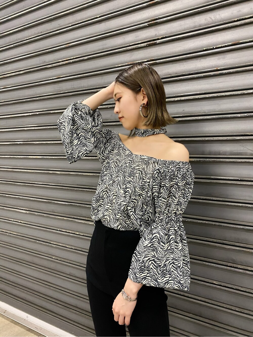 ブラック系のその他パンツ、ブラック系のサンダル、その他のシャツ/ブラウスを着用したレディースの春コーディネートの4枚目の写真