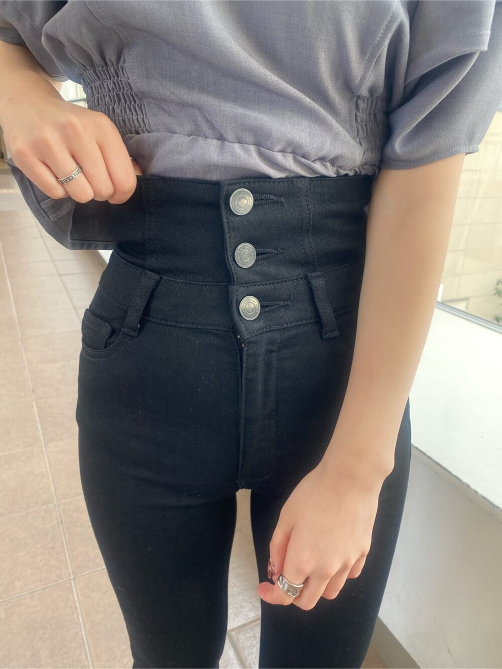 グレー系のシャツ/ブラウス、ブラック系のデニムパンツ、ブラック系のサンダルを着用したレディースの春コーディネートの9枚目の写真