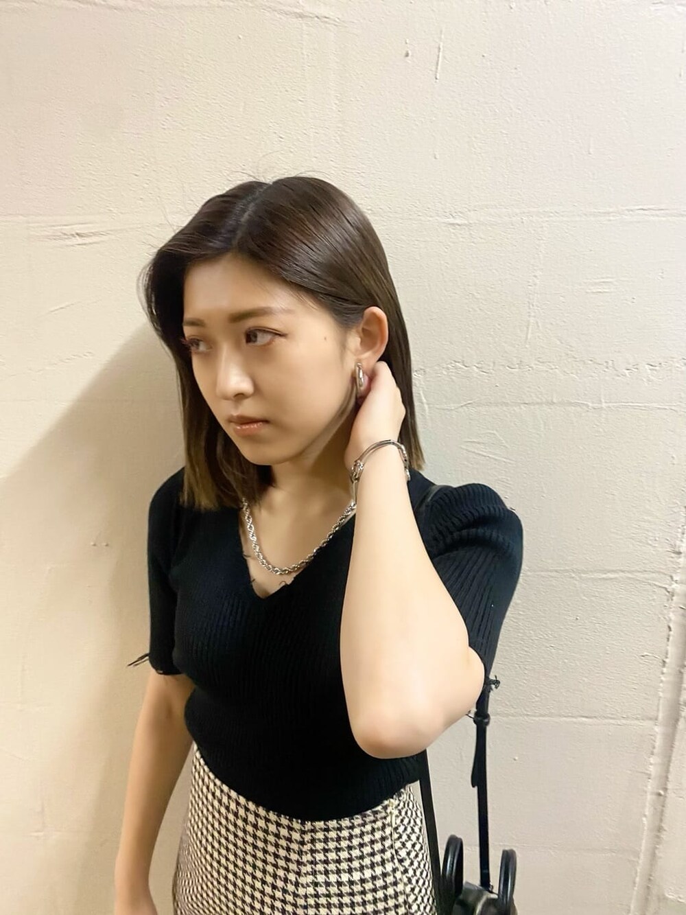 ブラック系のサンダル、ブラック系のショルダーバッグ、その他のスカートを着用したレディースの春コーディネートの6枚目の写真