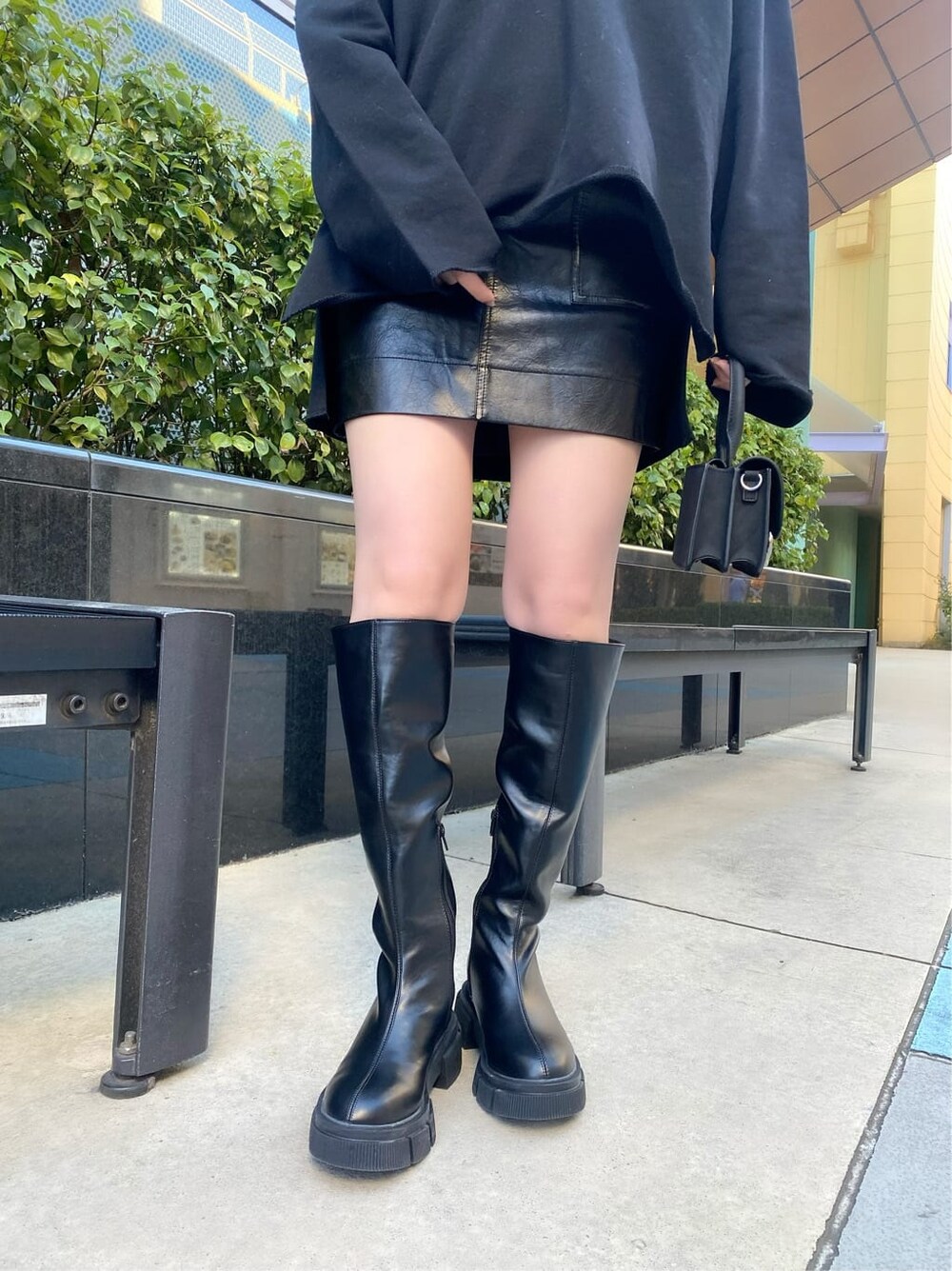 ブラック系のスカート、その他のTシャツ/カットソー、ブラック系のブーツを着用したレディースの冬コーディネートの7枚目の写真