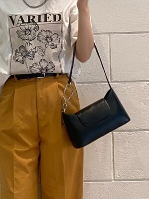 オレンジ系のその他パンツ、ブラック系のハンドバッグ、ホワイト系のTシャツ/カットソーを着用したレディースの春コーディネートの9枚目の写真