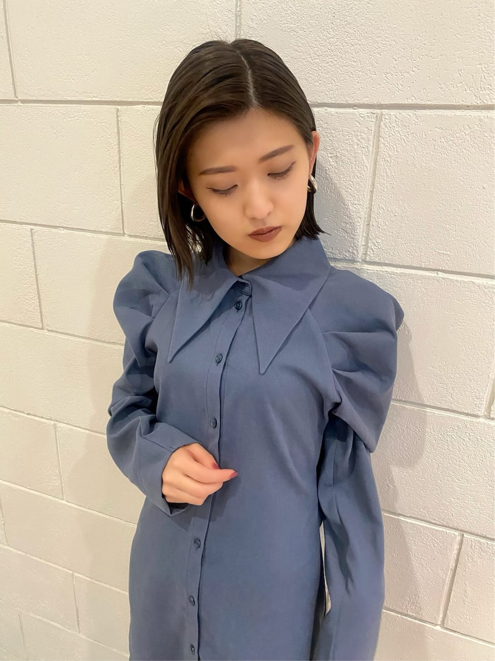 ブルー系のワンピース、ブラック系のブーツを着用したレディースの冬コーディネートの4枚目の写真