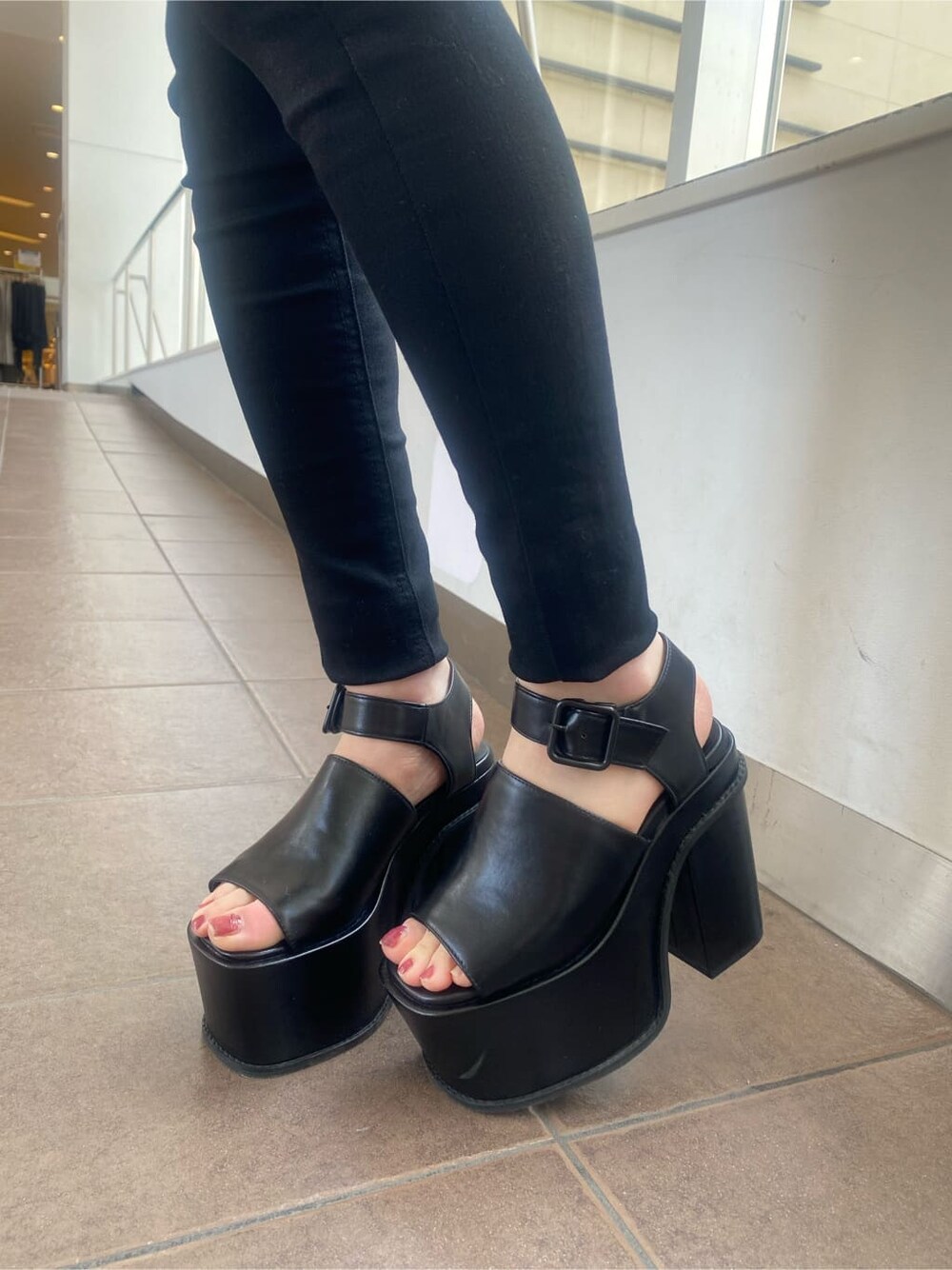 グレー系のシャツ/ブラウス、ブラック系のデニムパンツ、ブラック系のサンダルを着用したレディースの春コーディネートの10枚目の写真