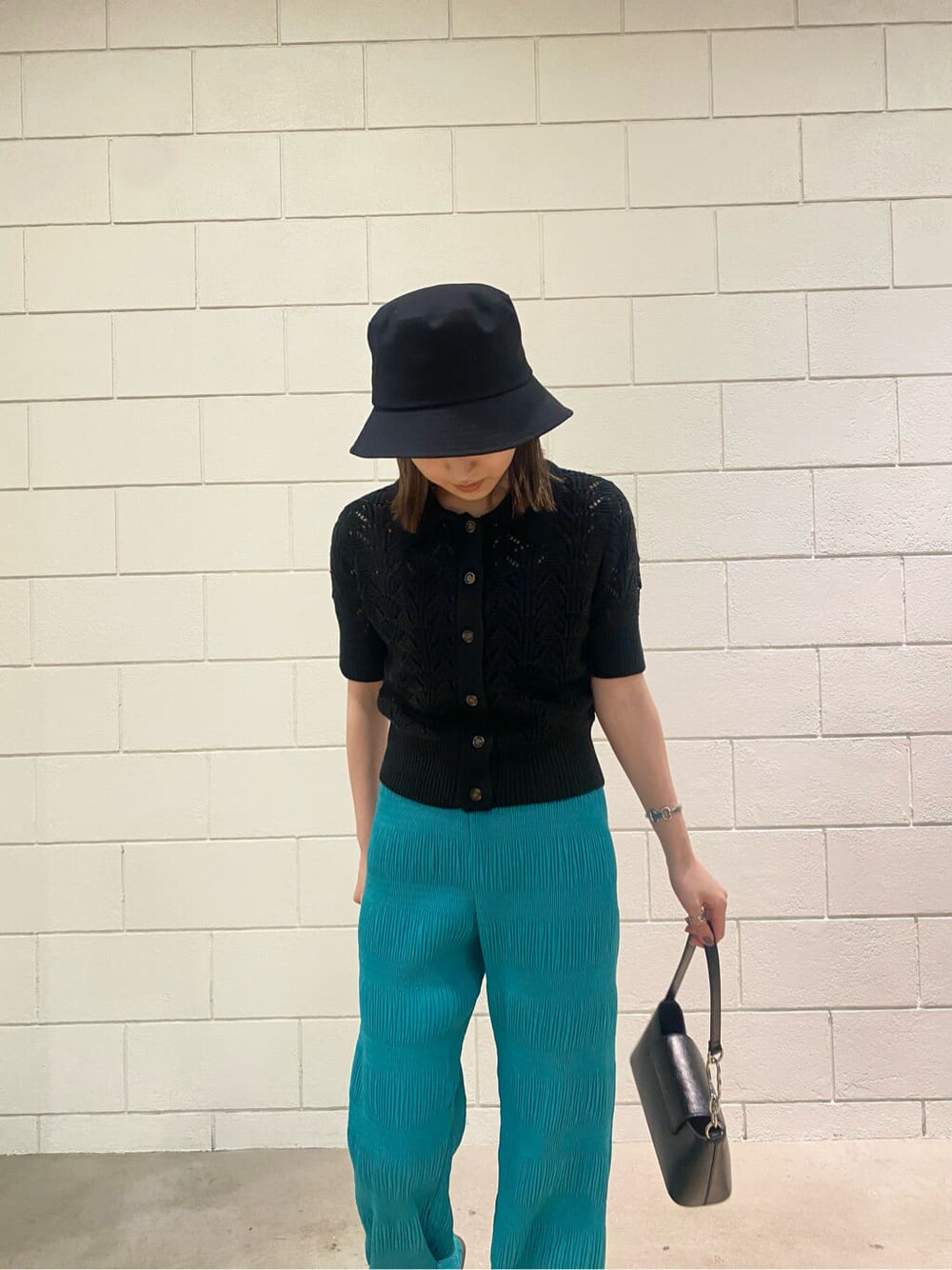 ブラック系のキャミソール、ブラック系のサンダル、ブルー系のその他パンツを着用したレディースの春コーディネートの4枚目の写真