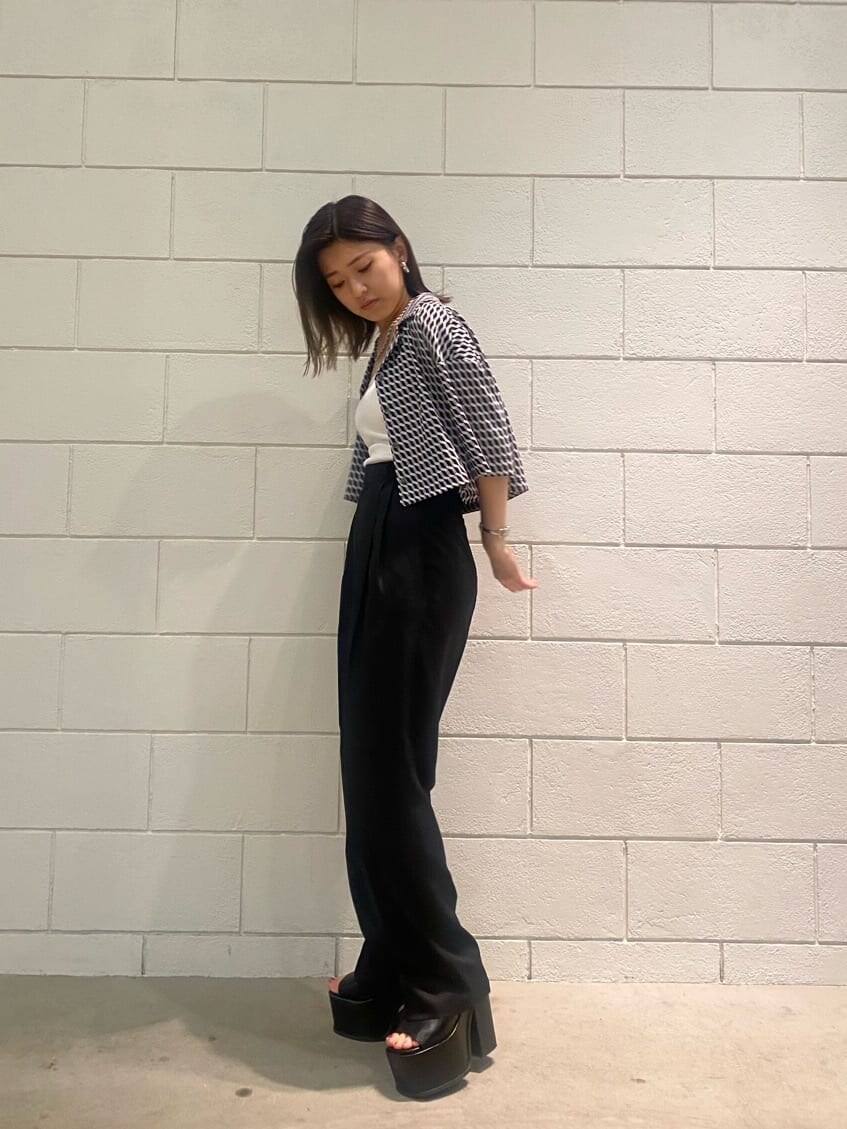 ホワイト系のキャミソール、ブラック系のサンダル、その他のシャツ/ブラウスを着用したレディースの春コーディネートの2枚目の写真