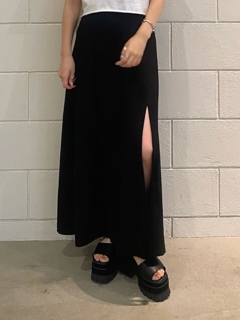 ブラック系のスカート、ブラック系のサンダル、ホワイト系のTシャツ/カットソーを着用したレディースの夏コーディネートの7枚目の写真