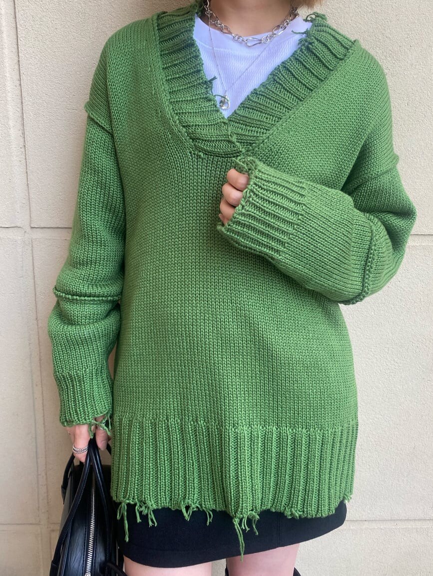 ブラック系のスカート、ブラック系のブーツ、ホワイト系のTシャツ/カットソーを着用したレディースの秋コーディネートの5枚目の写真