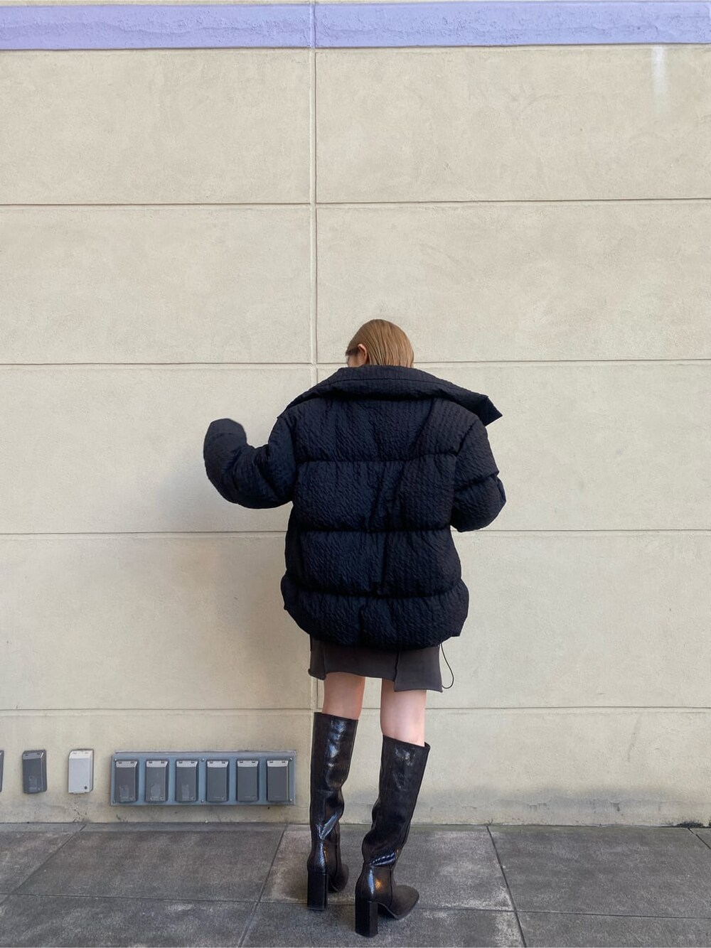 その他のブーツ、ブラック系のダウンジャケット/コート、グレー系のワンピースを着用したレディースの秋コーディネートの9枚目の写真