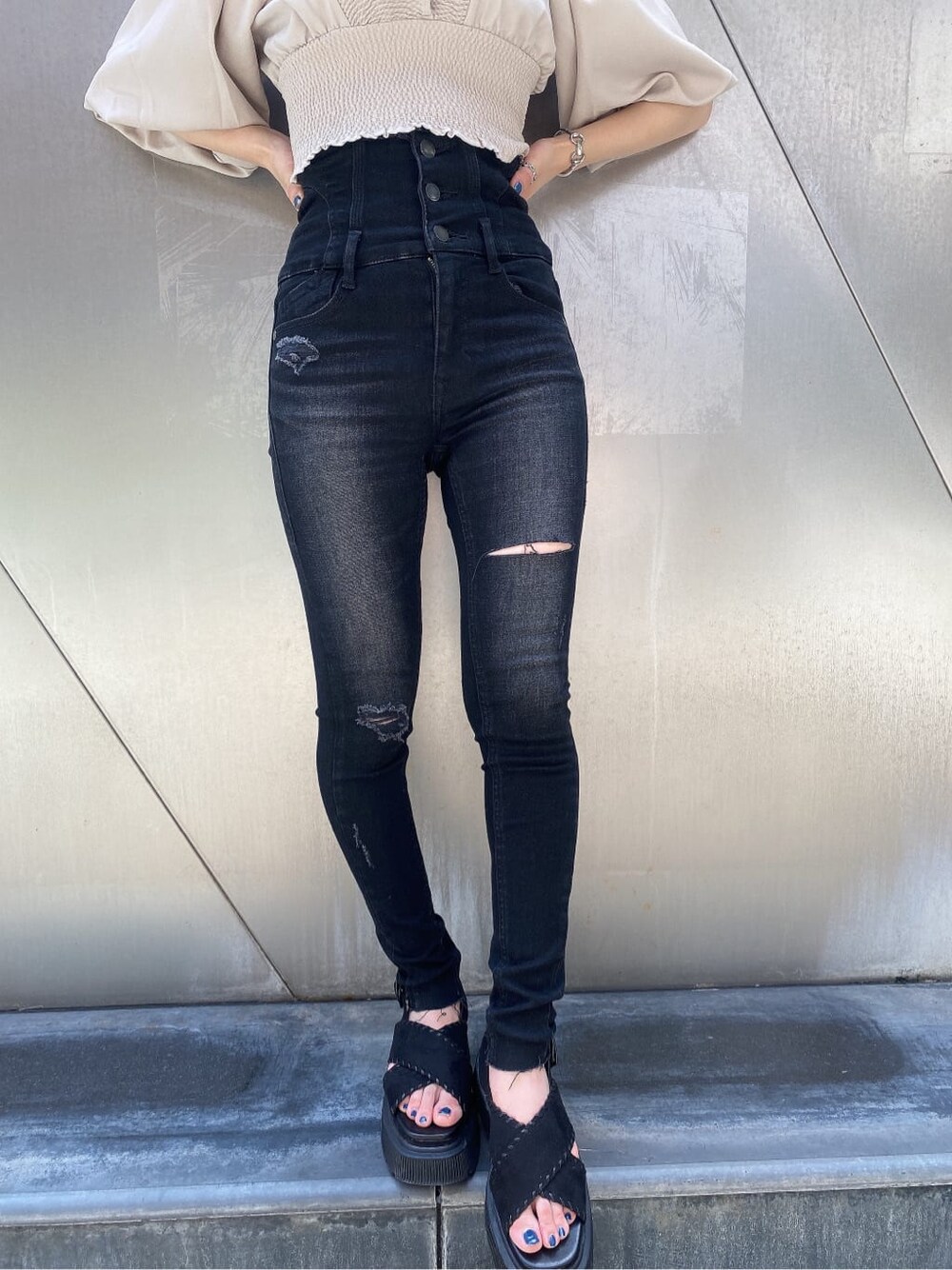 ブラック系のサンダル、ホワイト系のシャツ/ブラウス、ブラック系のデニムパンツを着用したレディースの夏コーディネートの5枚目の写真