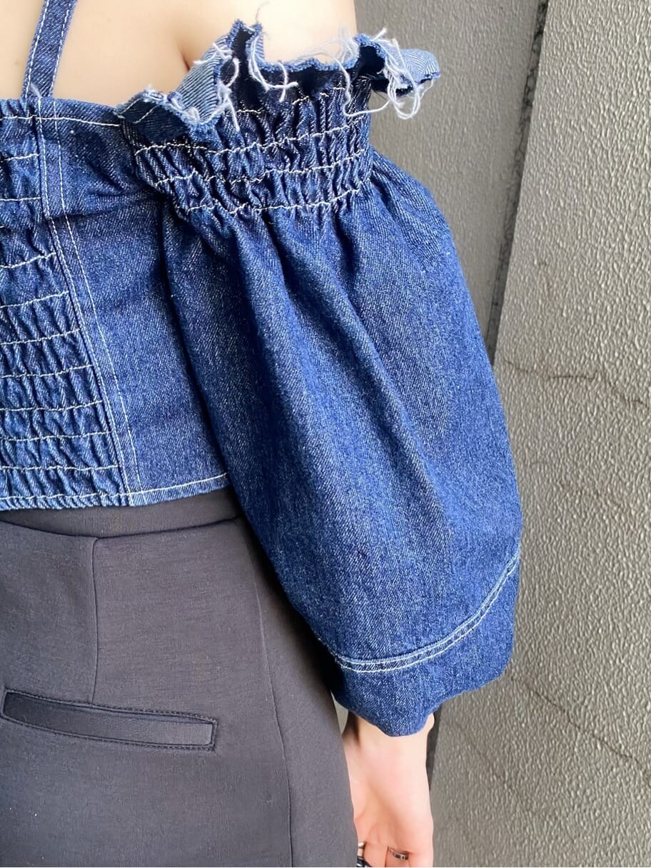 ブラック系のスカート、ブラック系のサンダル、ブルー系のシャツ/ブラウスを着用したレディースの夏コーディネートの6枚目の写真