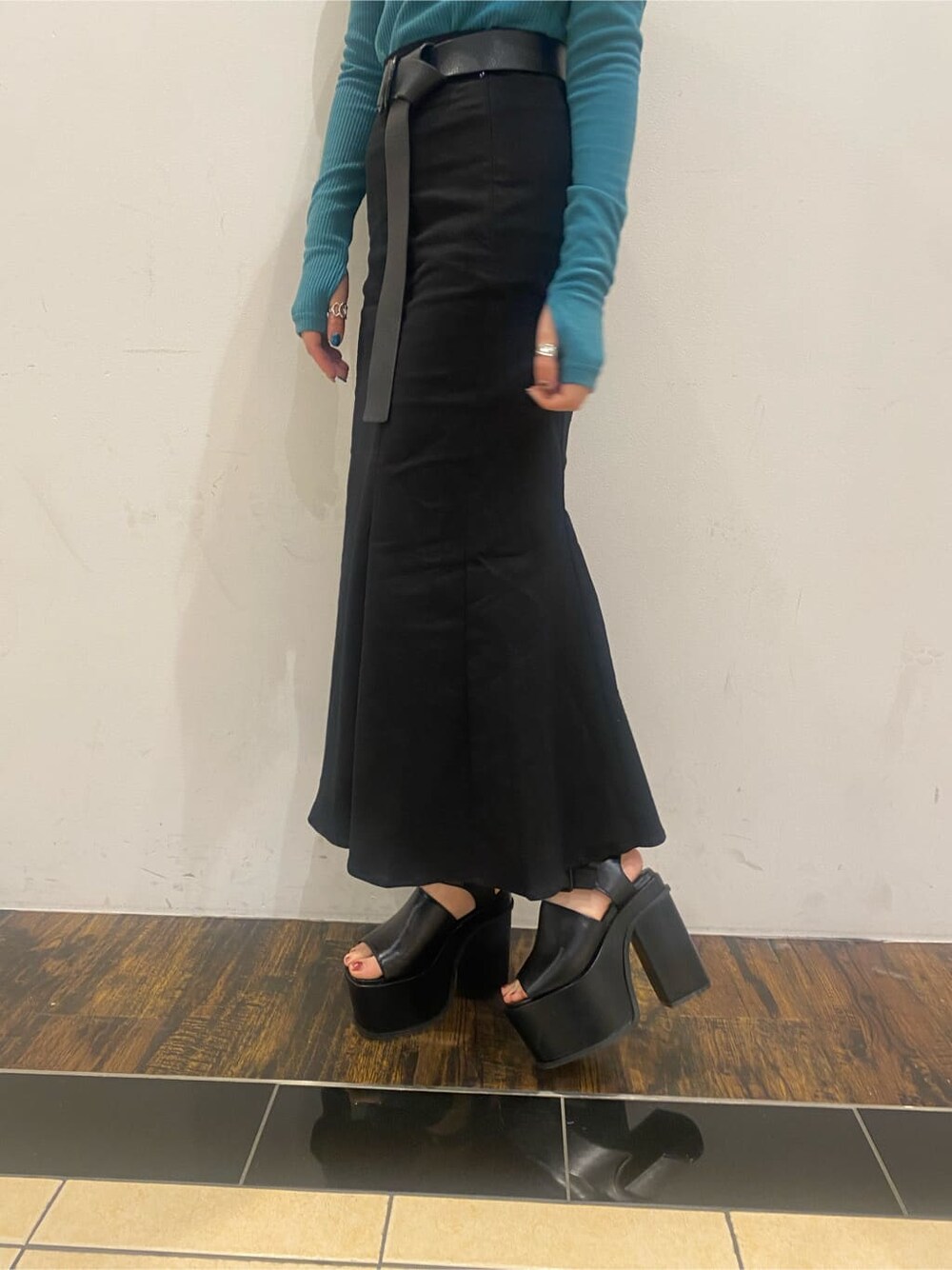 ブラック系のスカート、ブラック系のサンダル、ブルー系のTシャツ/カットソーを着用したレディースの春コーディネートの9枚目の写真