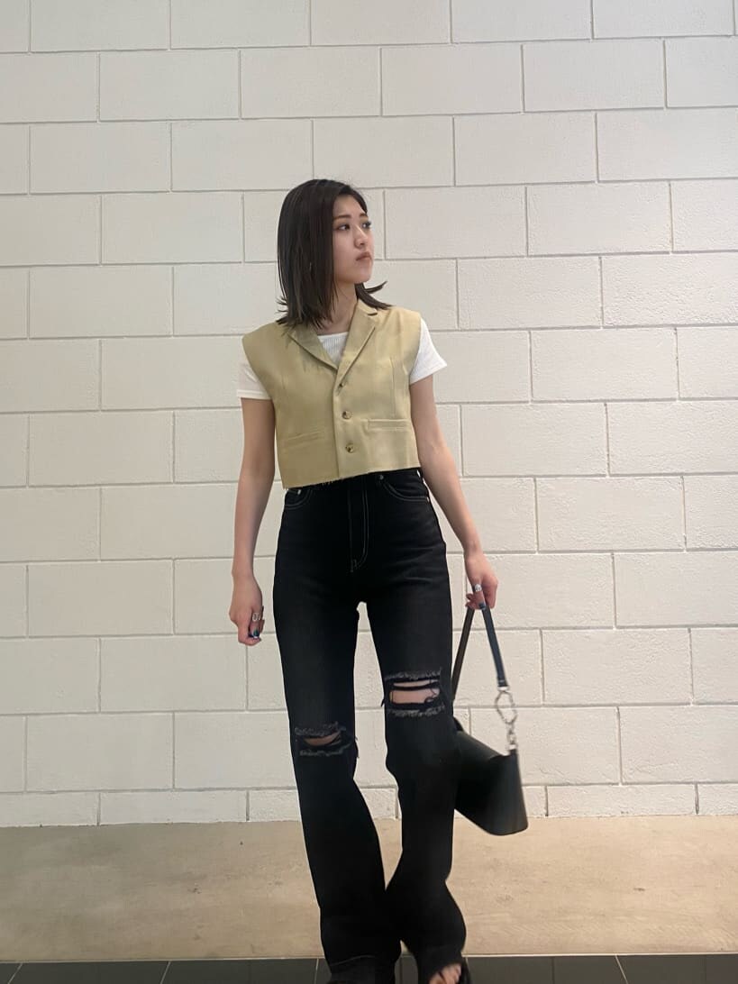 ブラック系のハンドバッグ、ホワイト系のTシャツ/カットソー、イエロー系のテーラードジャケットを着用したレディースの夏コーディネートの4枚目の写真