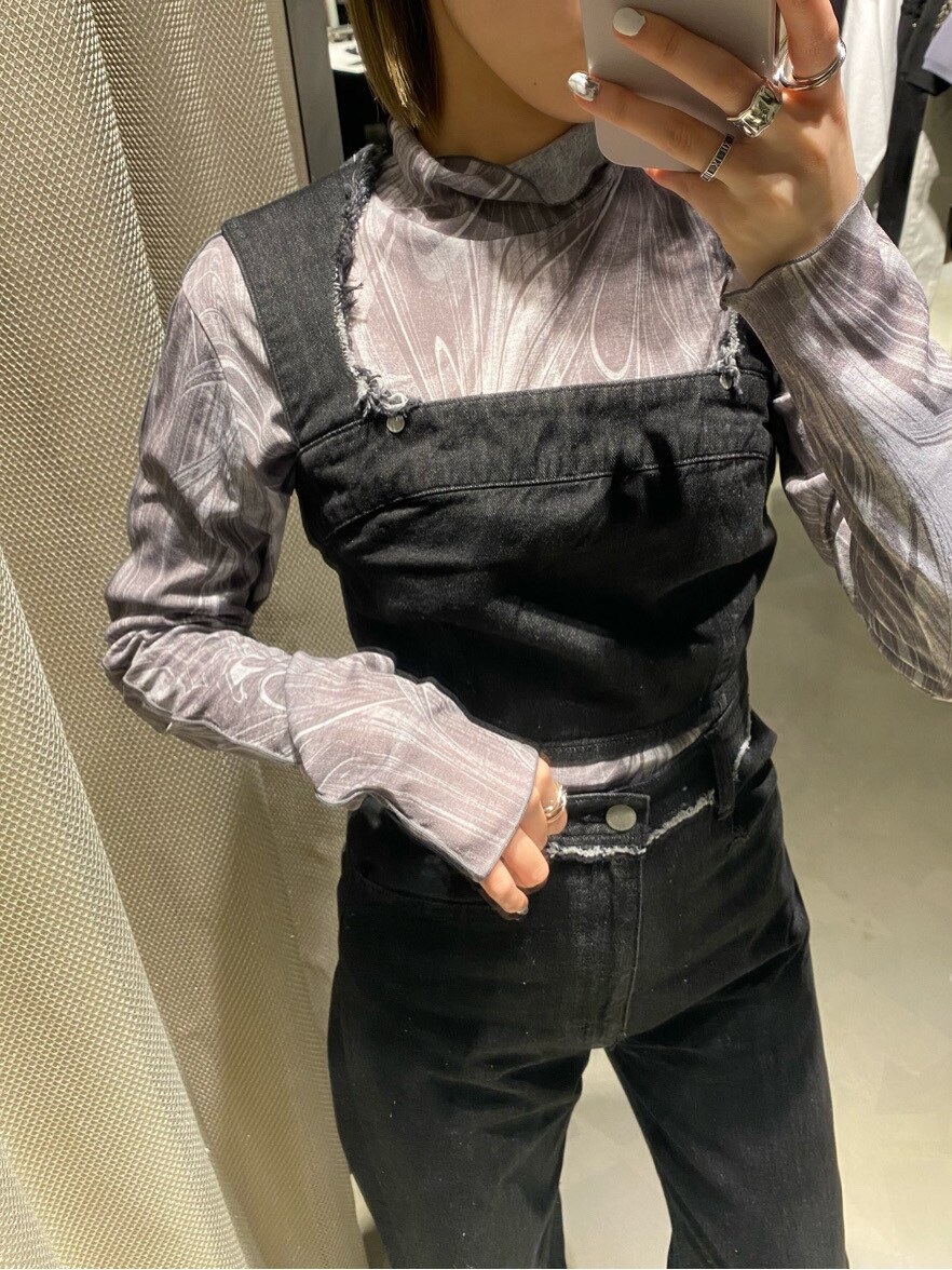 ブラック系のサンダル、ブラック系のデニムパンツ、ブラック系のその他トップスを着用したレディースの春コーディネートの2枚目の写真