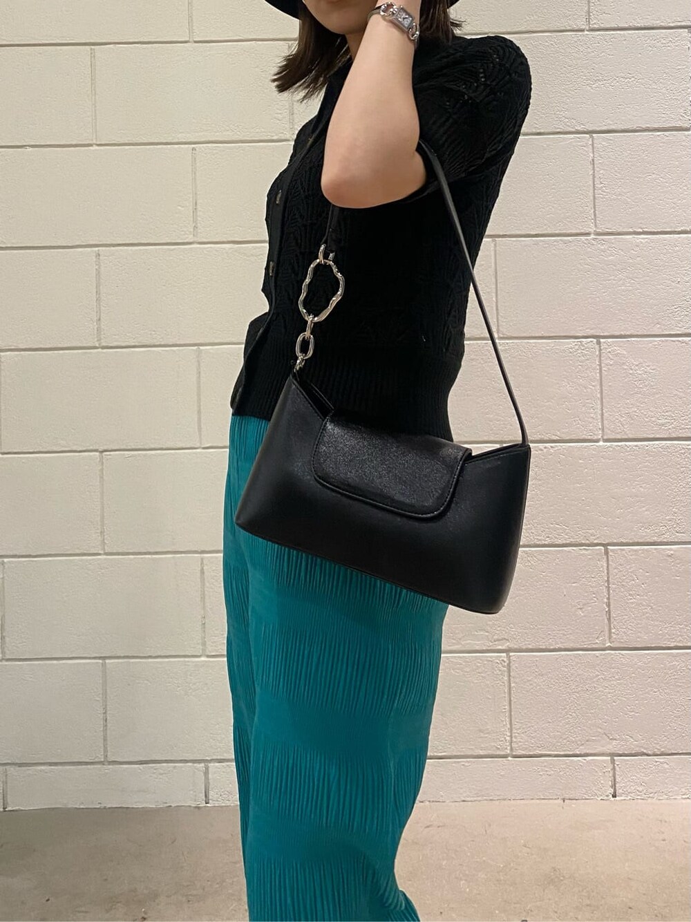 ブラック系のキャミソール、ブラック系のサンダル、ブルー系のその他パンツを着用したレディースの春コーディネートの6枚目の写真