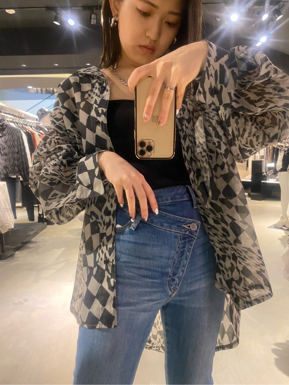 ブラック系のキャミソール、ブラック系のサンダル、その他のシャツ/ブラウスを着用したレディースの春コーディネートの3枚目の写真