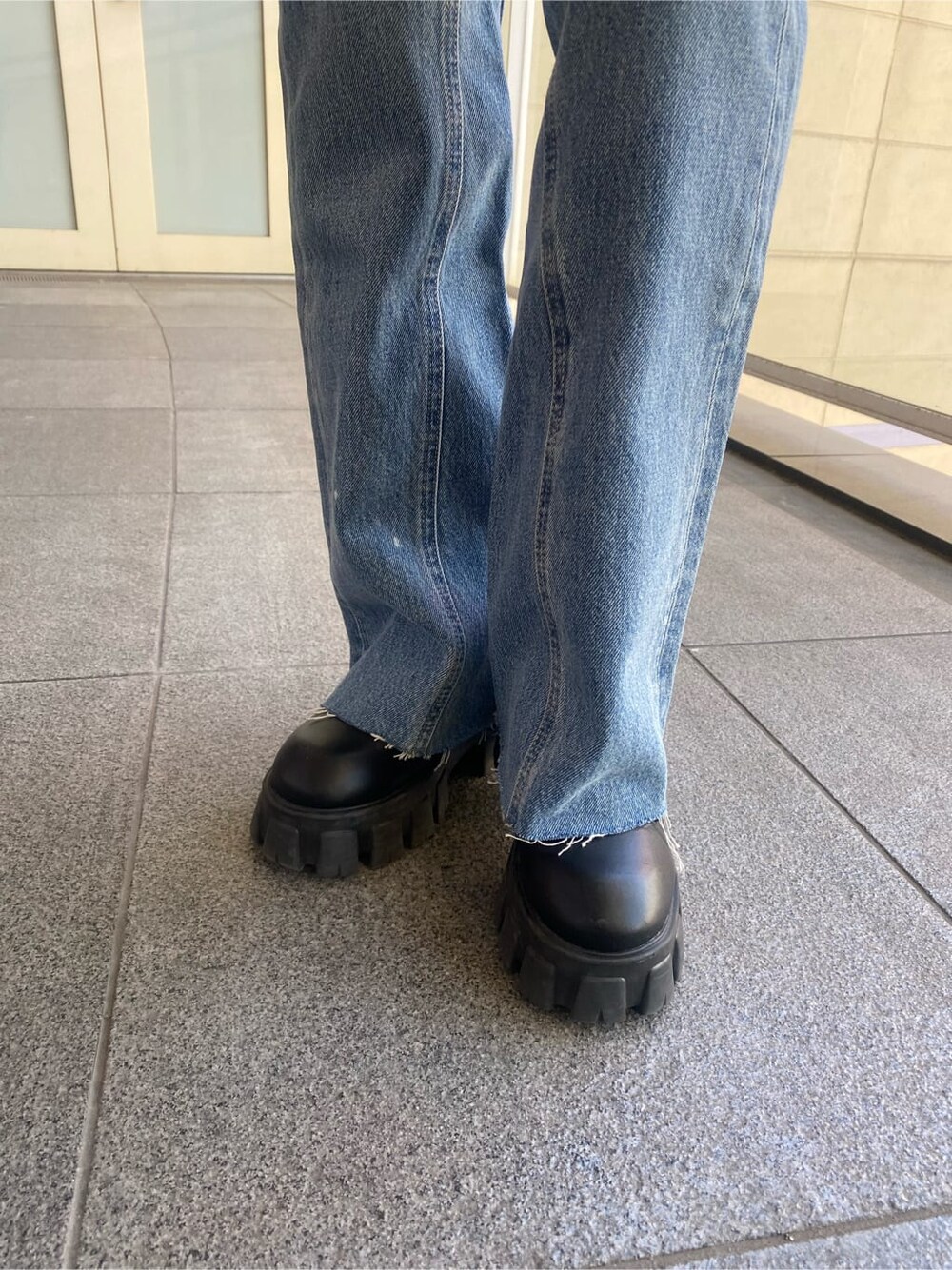 ブラック系のブーツ、ブルー系のデニムパンツ、イエロー系のTシャツ/カットソーを着用したレディースの冬コーディネートの10枚目の写真