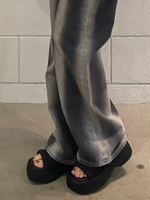 ベージュ系のシャツ/ブラウス、ブラック系のデニムパンツ、ブラック系のサンダルを着用したレディースの春コーディネートの10枚目の写真