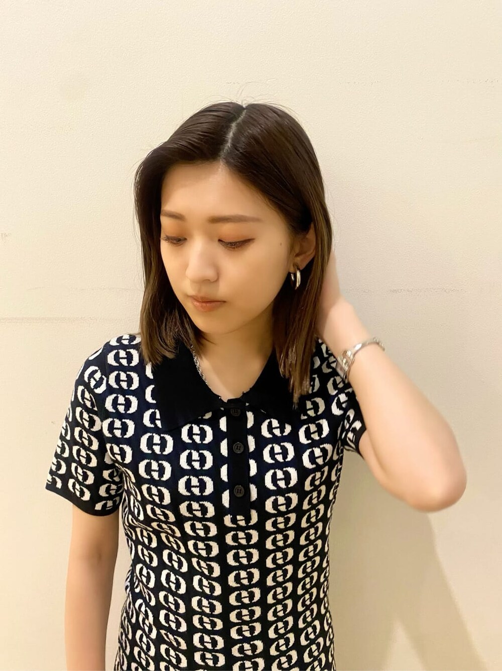 ブラック系のサンダル、その他のワンピース、ブラック系のハットを着用したレディースの春コーディネートの4枚目の写真