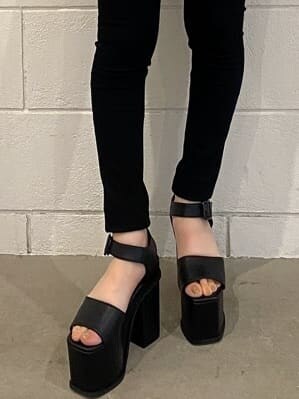 ブラック系のデニムパンツ、ブラック系のサンダル、ホワイト系のTシャツ/カットソーを着用したレディースの夏コーディネートの9枚目の写真