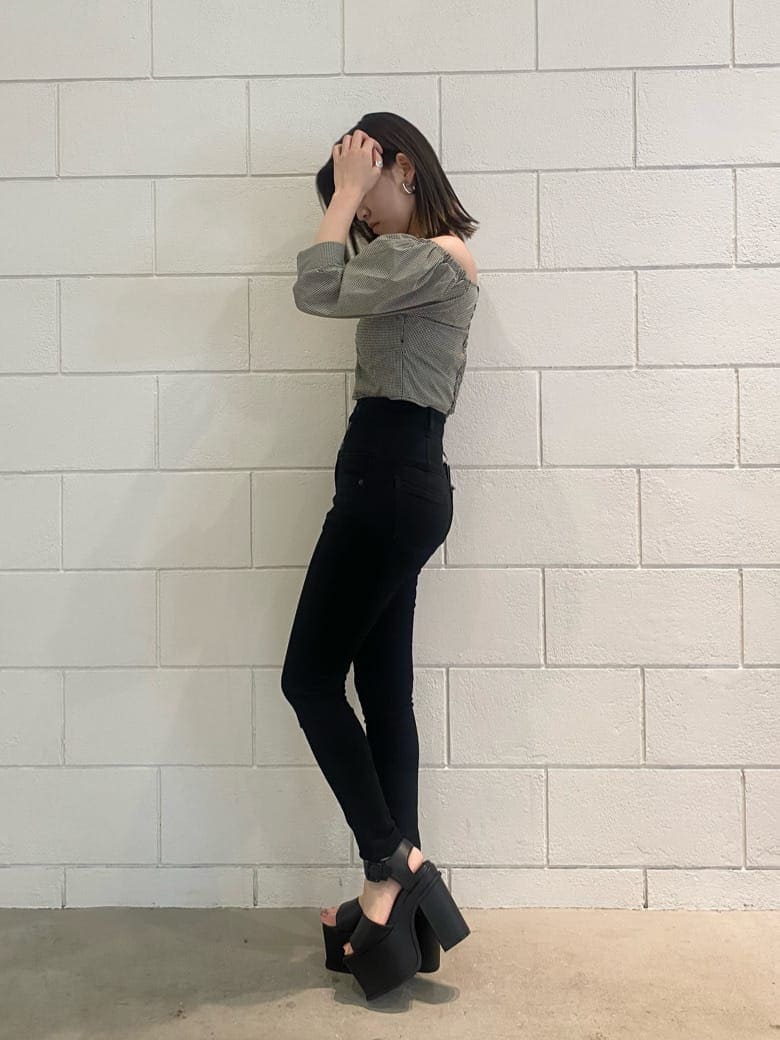 ブラック系のデニムパンツ、ブラック系のサンダル、その他のTシャツ/カットソーを着用したレディースの春コーディネートの3枚目の写真