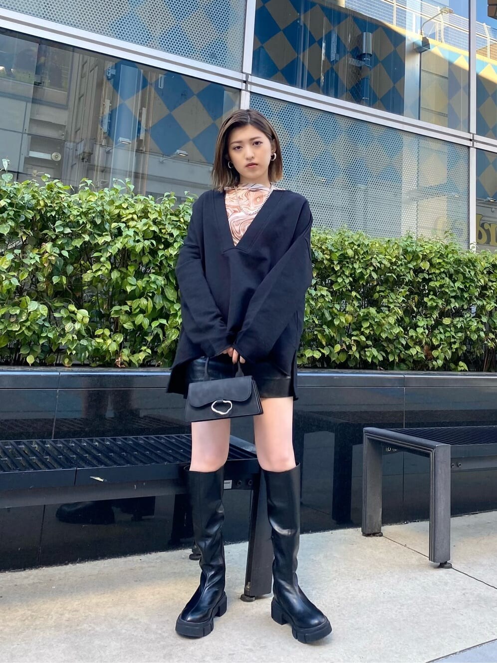 ブラック系のスカート、その他のTシャツ/カットソー、ブラック系のブーツを着用したレディースの冬コーディネートの3枚目の写真