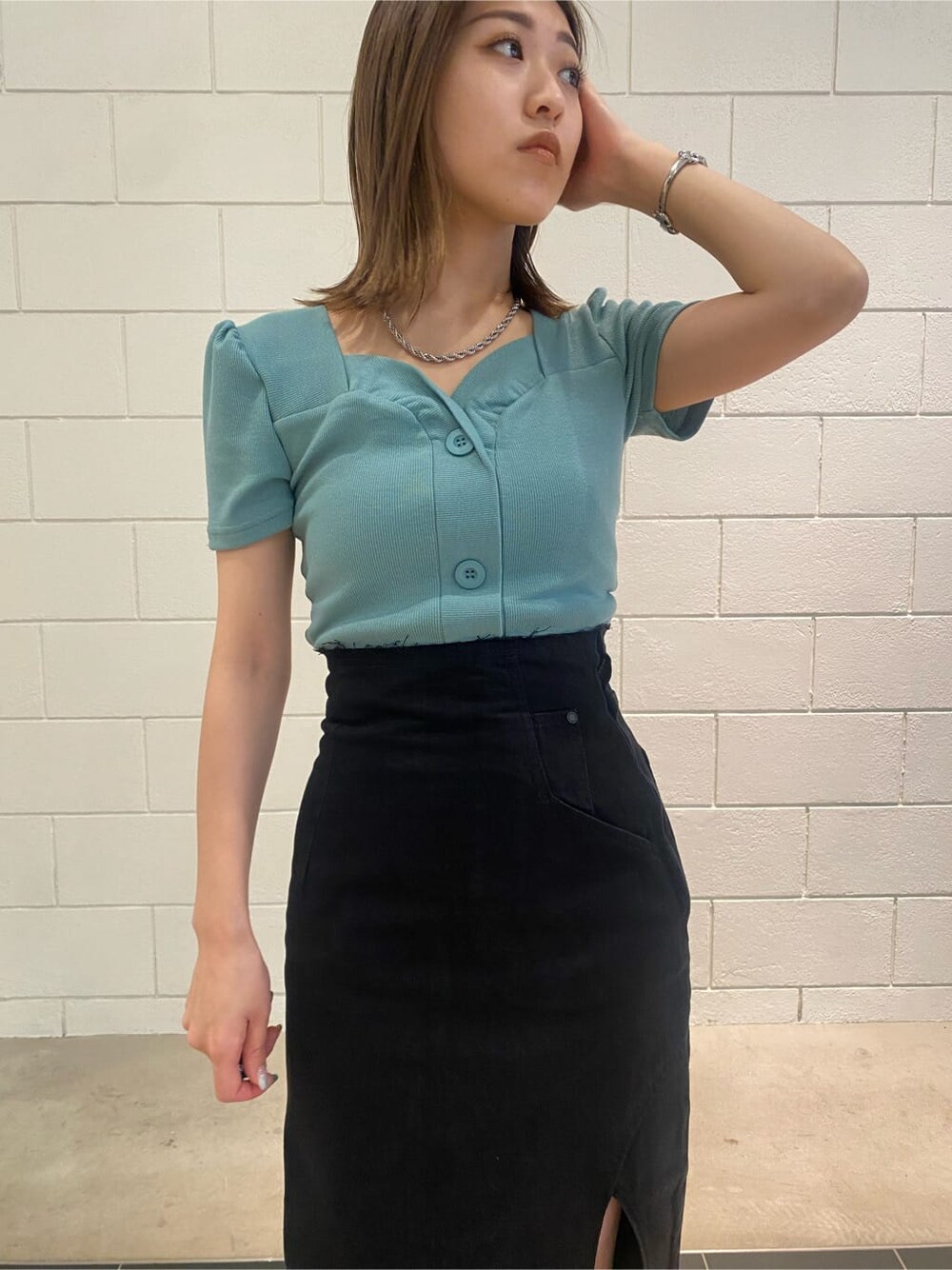 ブラック系のサンダル、ブラック系のスカート、ブルー系のTシャツ/カットソーを着用したレディースの夏コーディネートの6枚目の写真