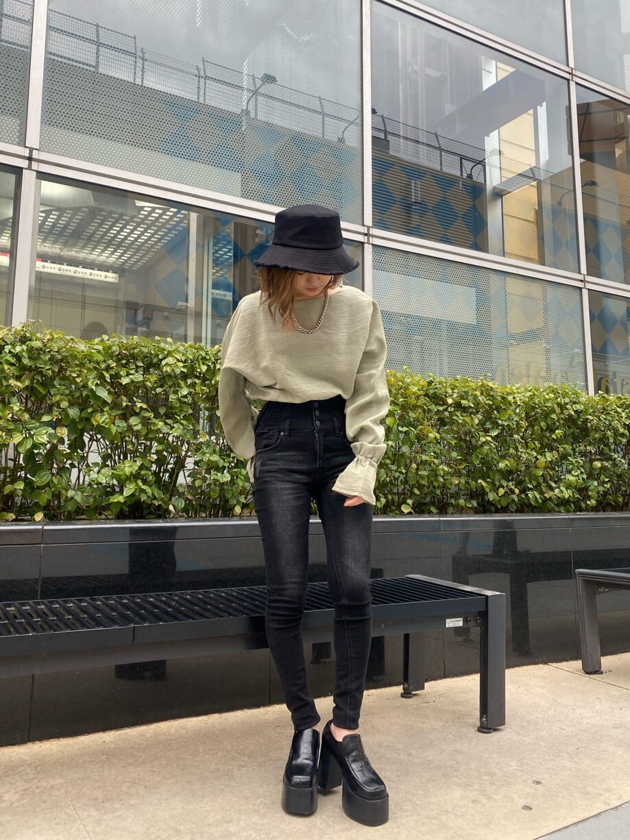 ブラック系のローファー、グリーン系のシャツ/ブラウス、ブラック系のデニムパンツを着用したレディースの冬コーディネートの2枚目の写真