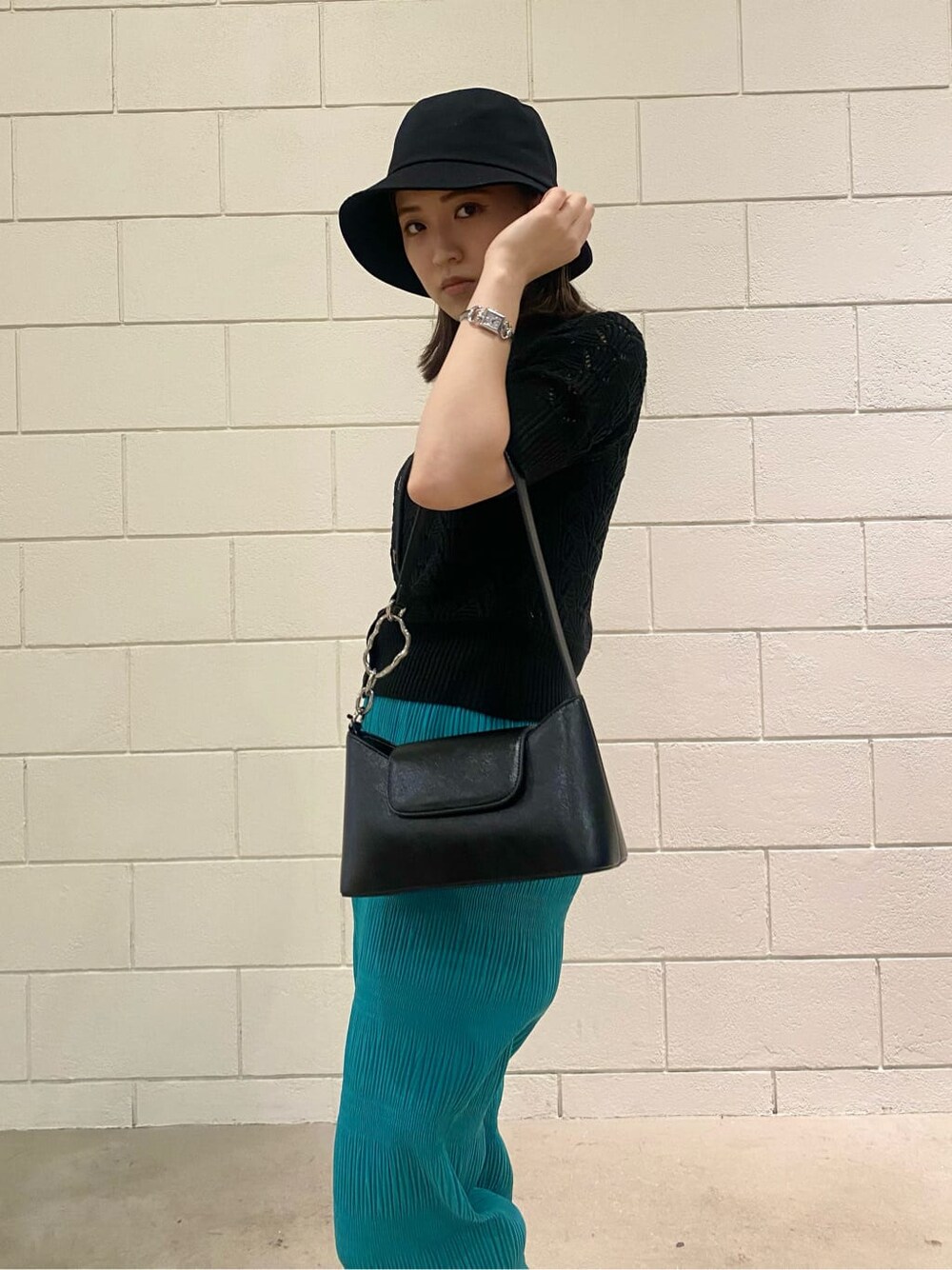 ブラック系のキャミソール、ブラック系のサンダル、ブルー系のその他パンツを着用したレディースの春コーディネートの8枚目の写真