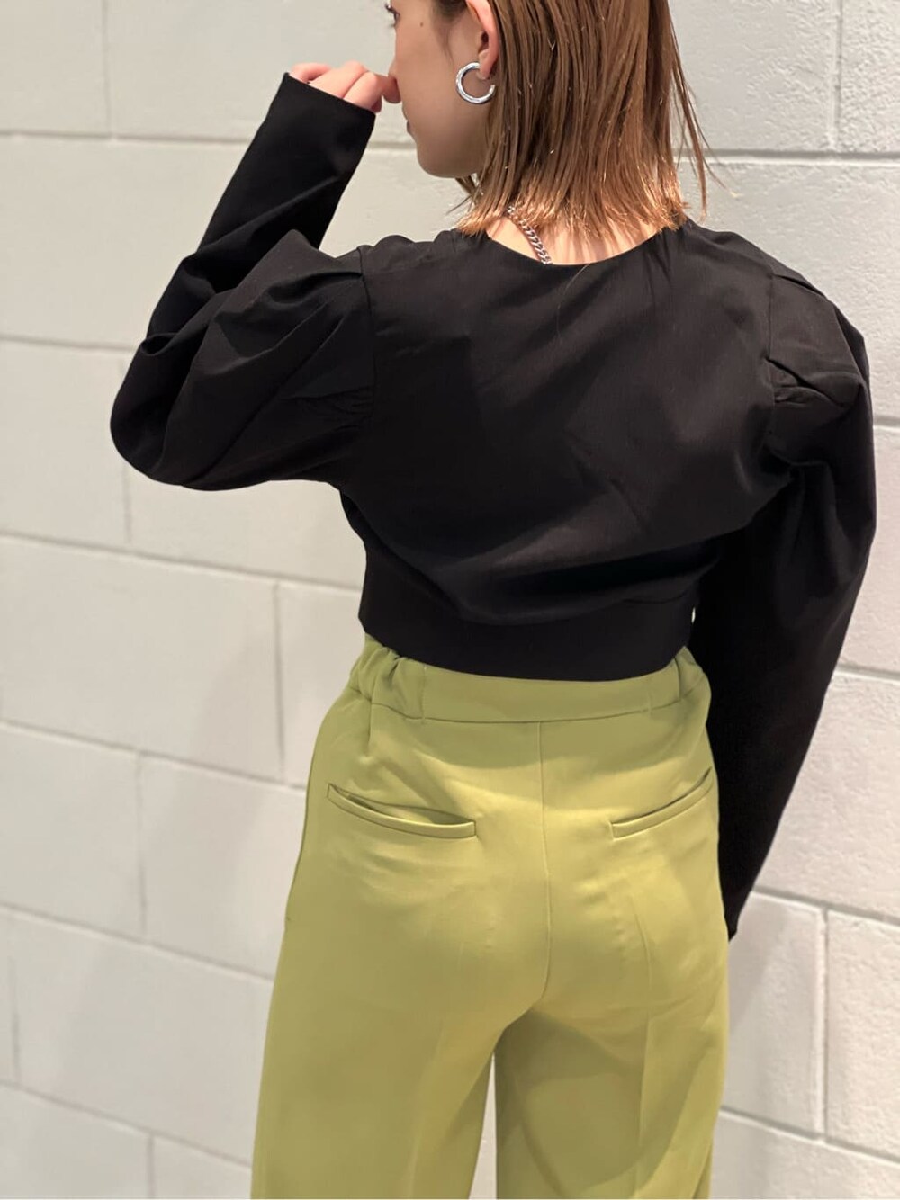 イエロー系のその他パンツ、ブラック系のTシャツ/カットソー、ブラック系のブーツを着用したレディースの春コーディネートの5枚目の写真