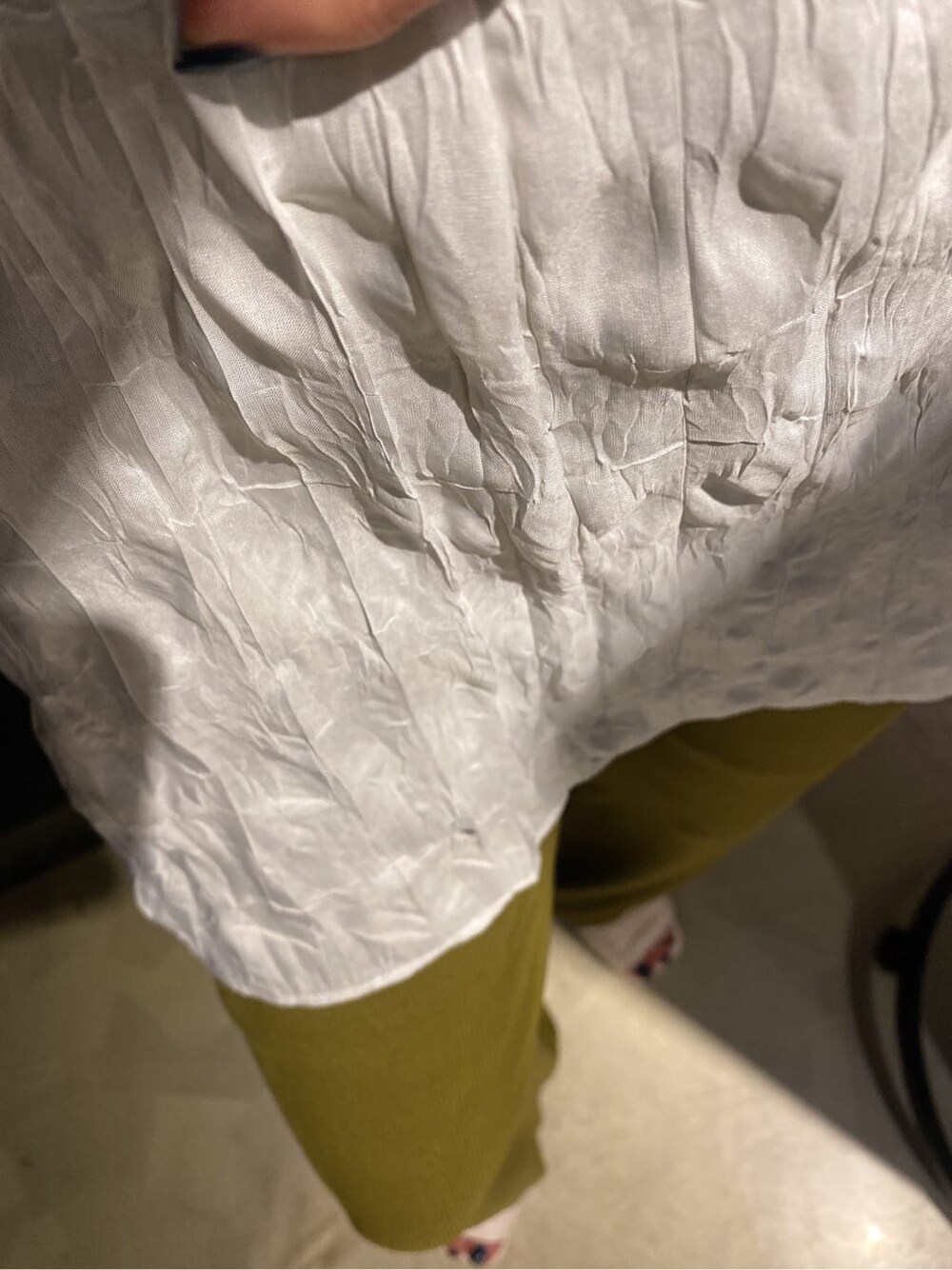 ブラック系のTシャツ/カットソー、イエロー系のその他パンツ、ホワイト系のサンダルを着用したレディースの夏コーディネートの5枚目の写真