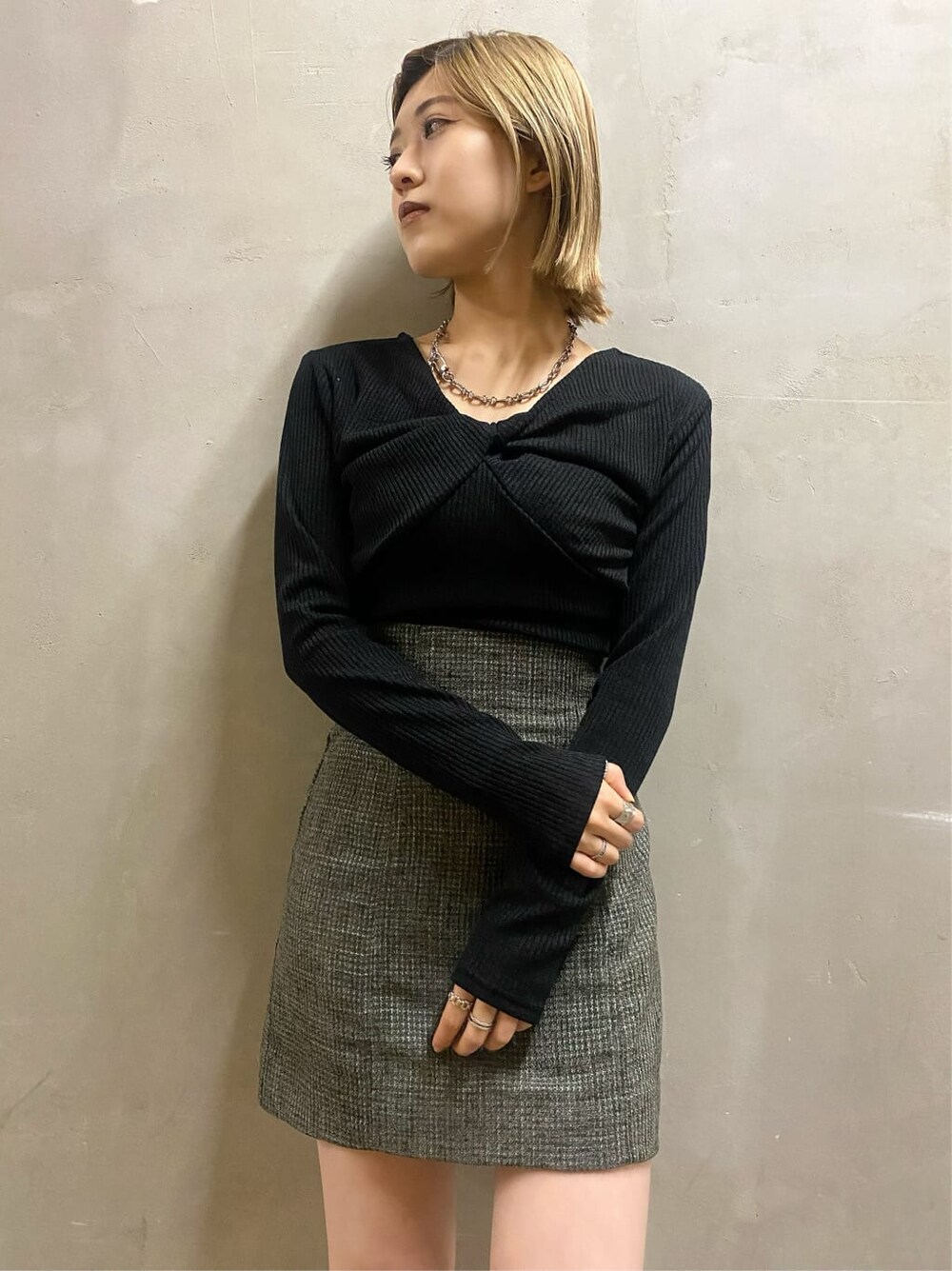 ベージュ系のテーラードジャケット、ベージュ系のスカート、ブラック系のブーツを着用したレディースの秋コーディネートの3枚目の写真