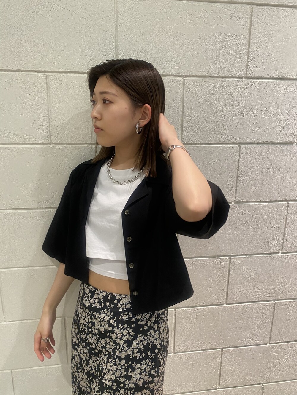 ブラック系のサンダル、ブラック系のシャツ/ブラウス、ホワイト系のTシャツ/カットソーを着用したレディースの春コーディネートの4枚目の写真